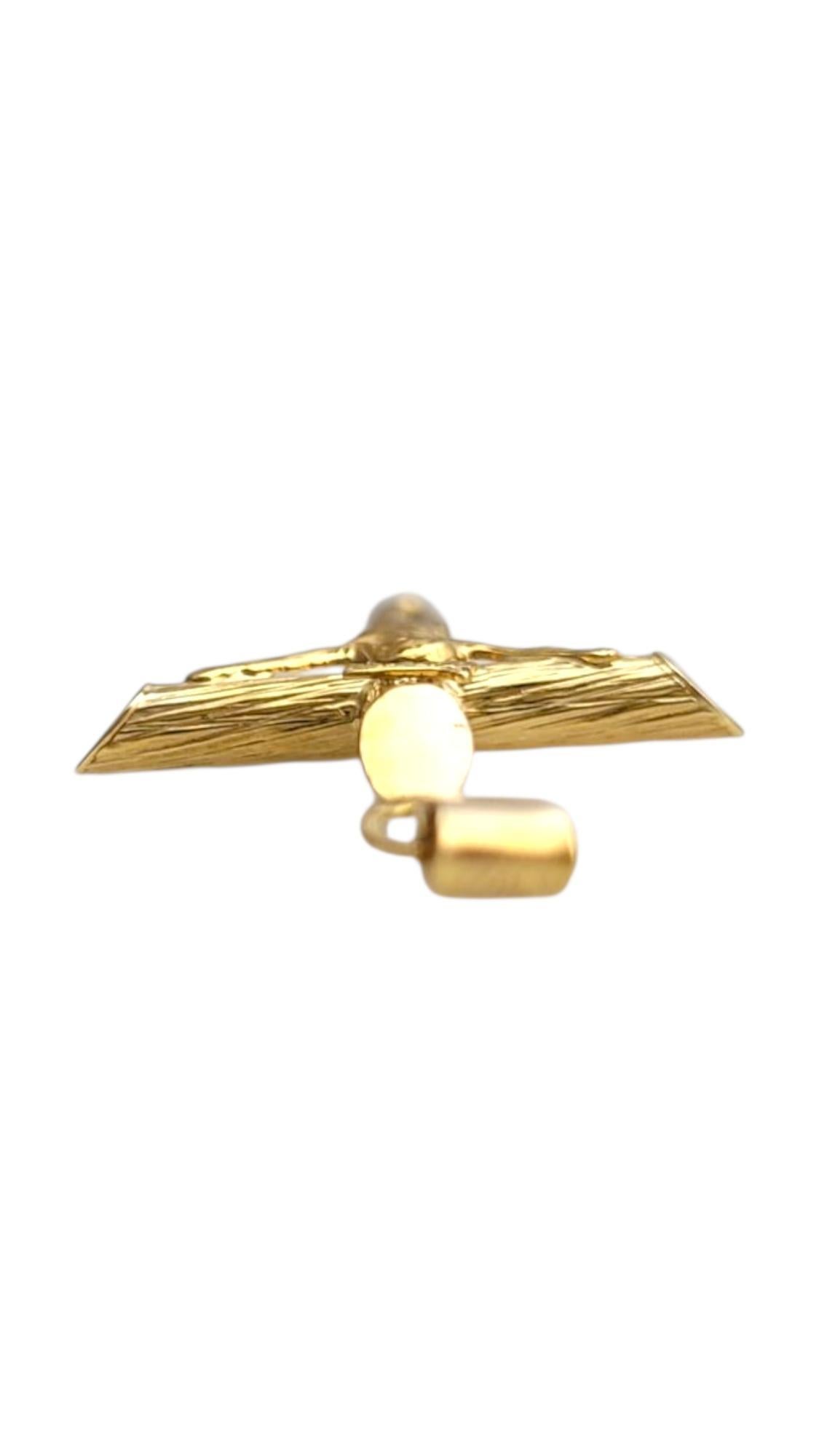 Pendentif crucifix en or jaune 14 carats avec finition écorce #21988 Bon état - En vente à Washington Depot, CT