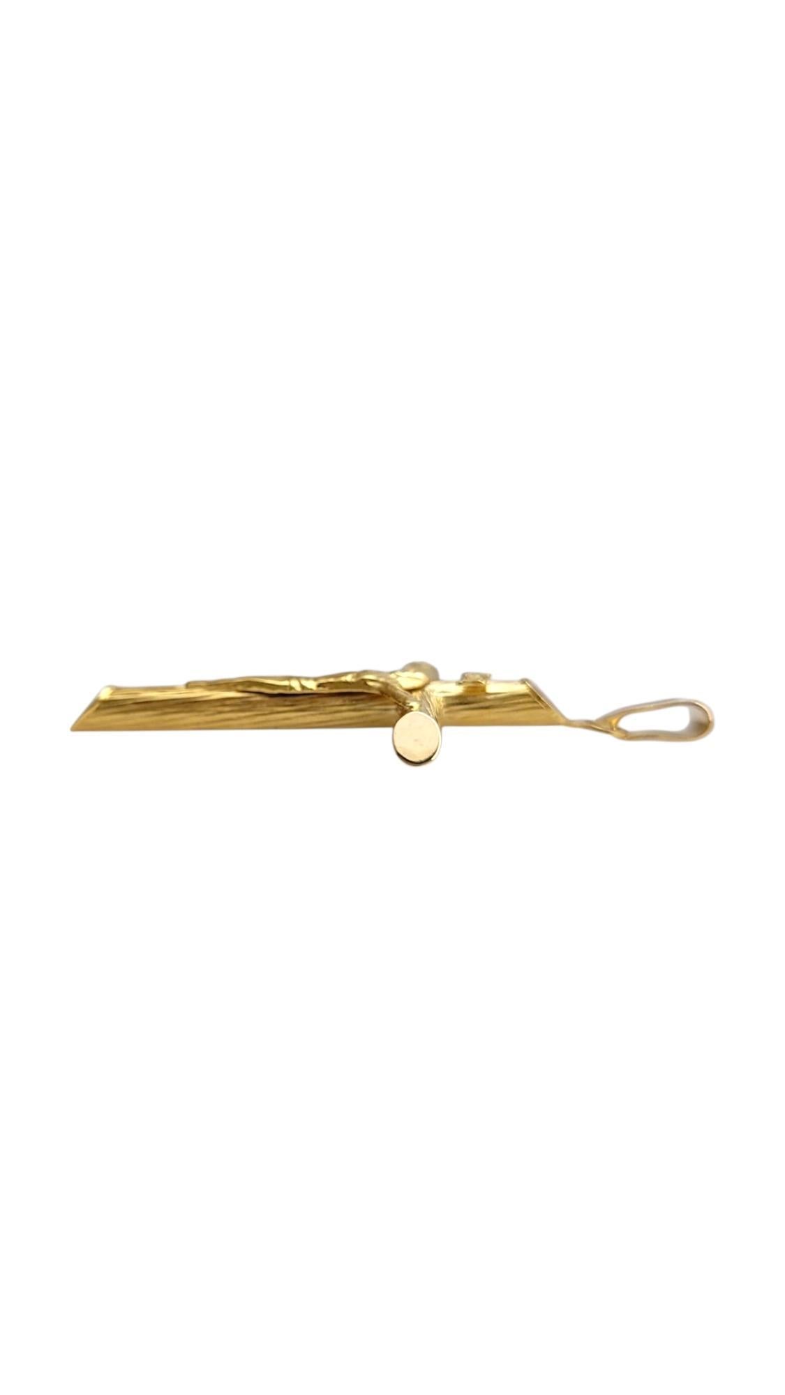 Pendentif crucifix en or jaune 14 carats avec finition écorce #21988 en vente 1