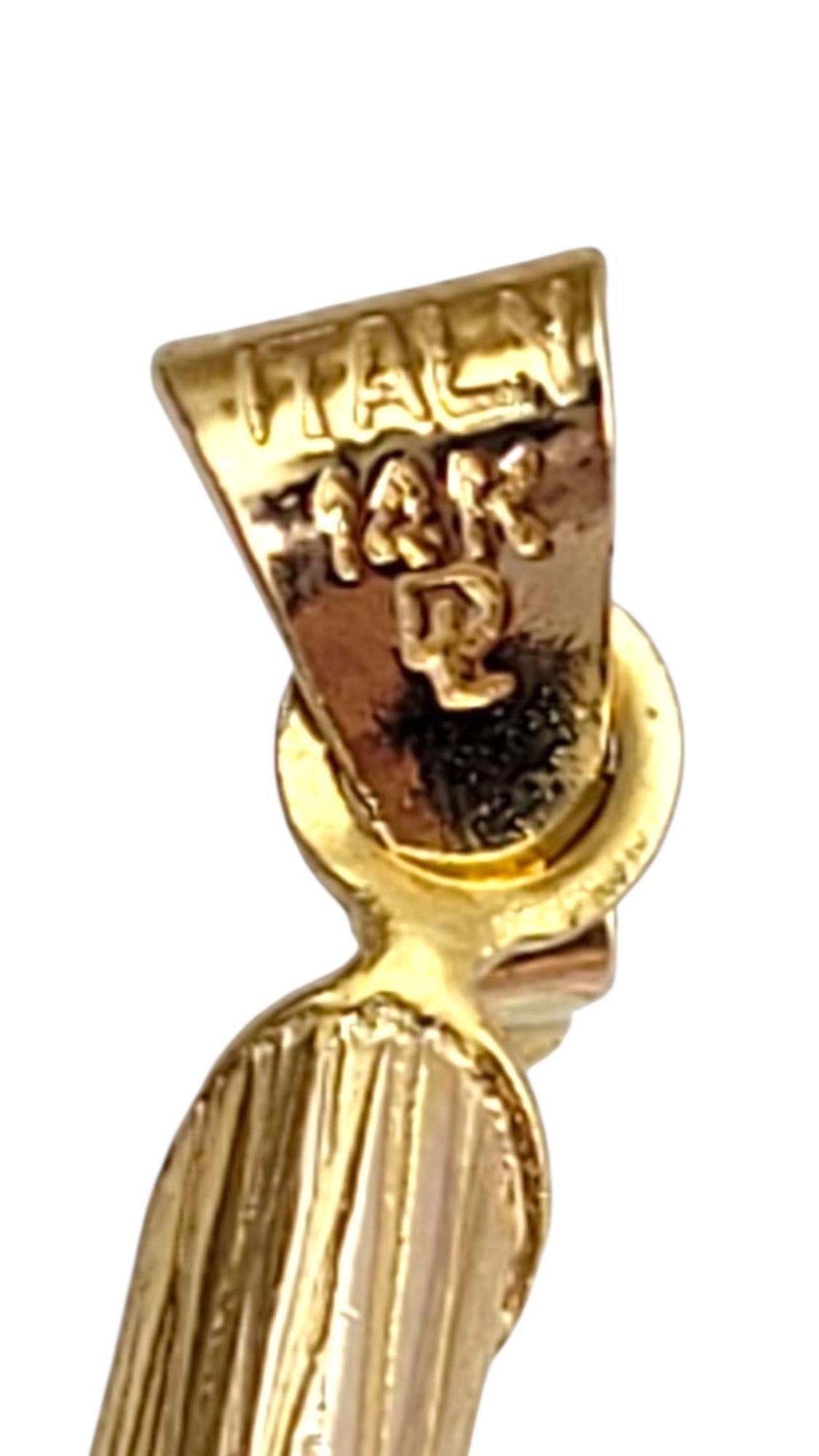 Pendentif crucifix en or jaune 14 carats avec finition écorce #21988 en vente 2