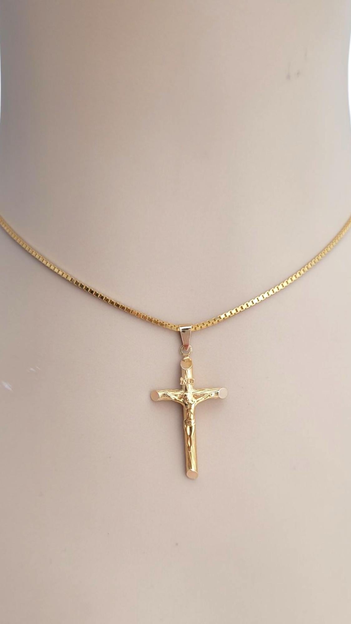 Pendentif crucifix en or jaune 14 carats avec finition écorce #21988 en vente 4