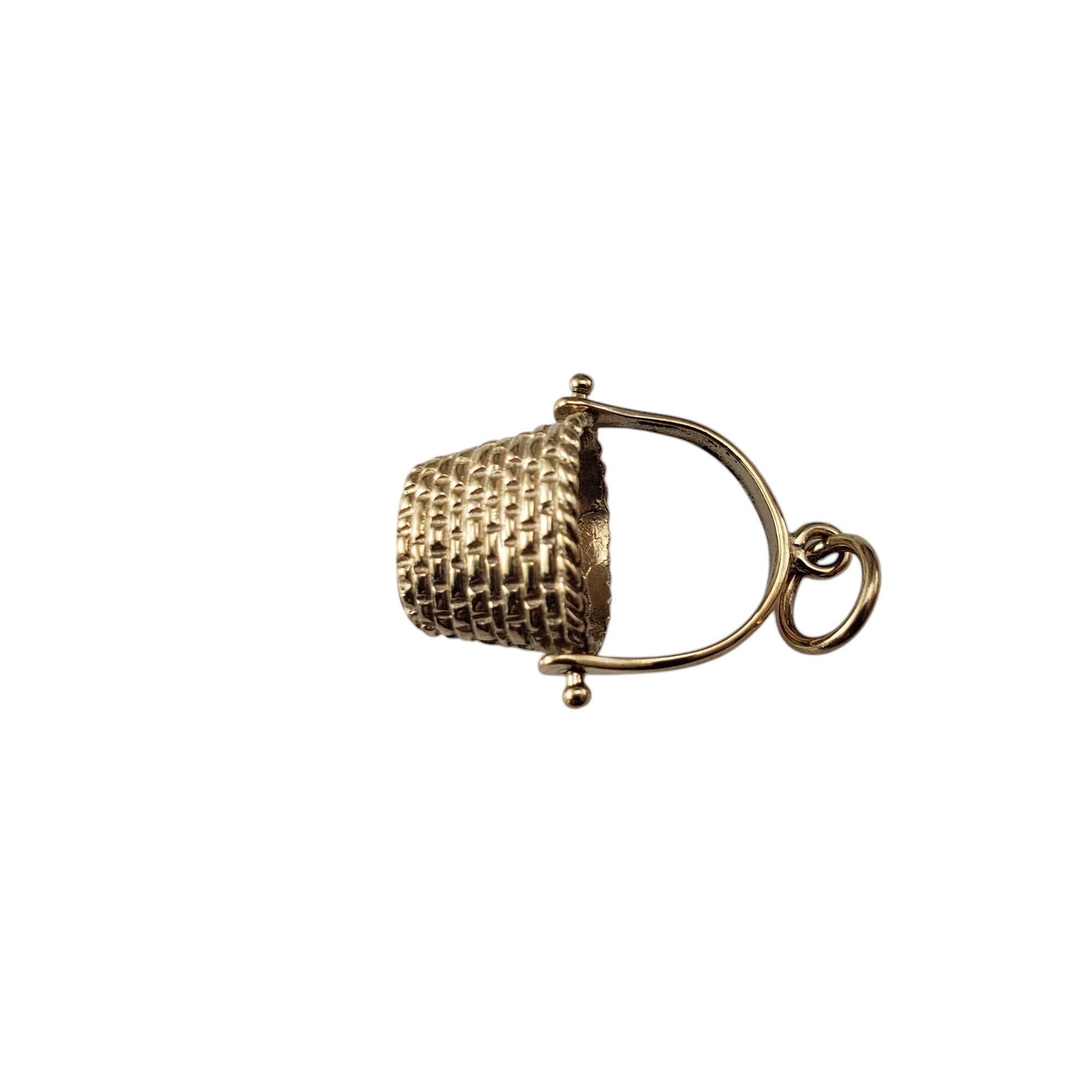 Charm de panier en or jaune 14K

Ce charm 3D représente un panier tressé avec une anse mobile en or jaune 14 carats.

Taille : 20 mm x 16 mm

Poids : 1,3 dwt / 2,1 gr.

Estampillé : 14K

Très bon état, polissage professionnel.

Il sera emballé dans
