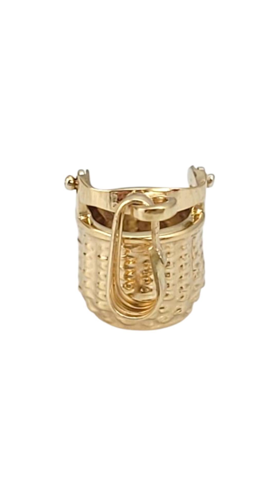 14 Karat Yellow Gold Basket Charm #21661 In condizioni buone in vendita a Washington Depot, CT