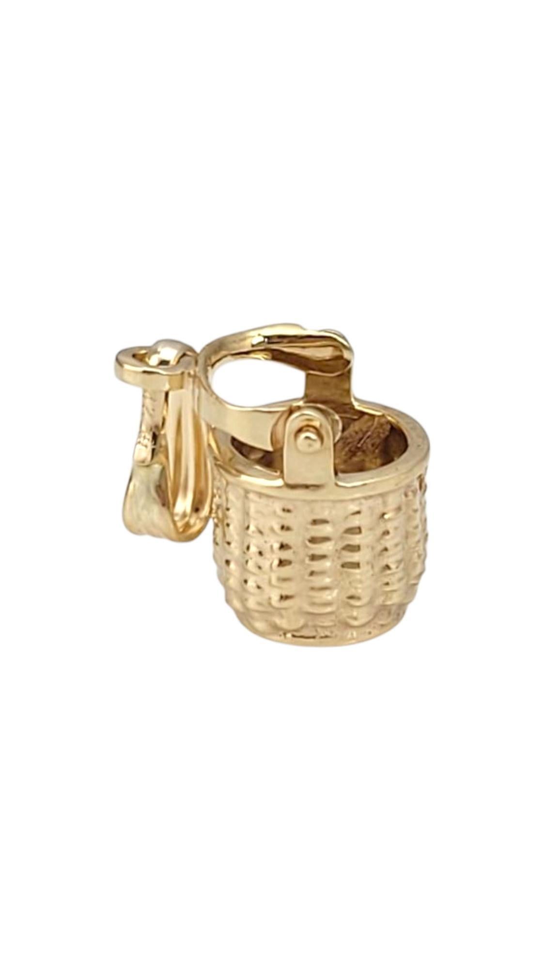 Donna 14 Karat Yellow Gold Basket Charm #21661 in vendita