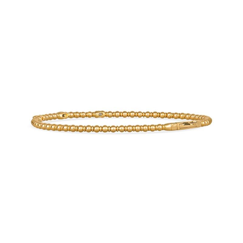 Erhöhen Sie Ihren Stil mit diesem exquisiten Armreif aus 14-karätigem Gelbgold, der in der Mitte drei strahlende Diamanten enthält. Dieses flexible Schmuckstück eignet sich perfekt für den Alltag und als Ergänzung zu Ihrem Stapel am