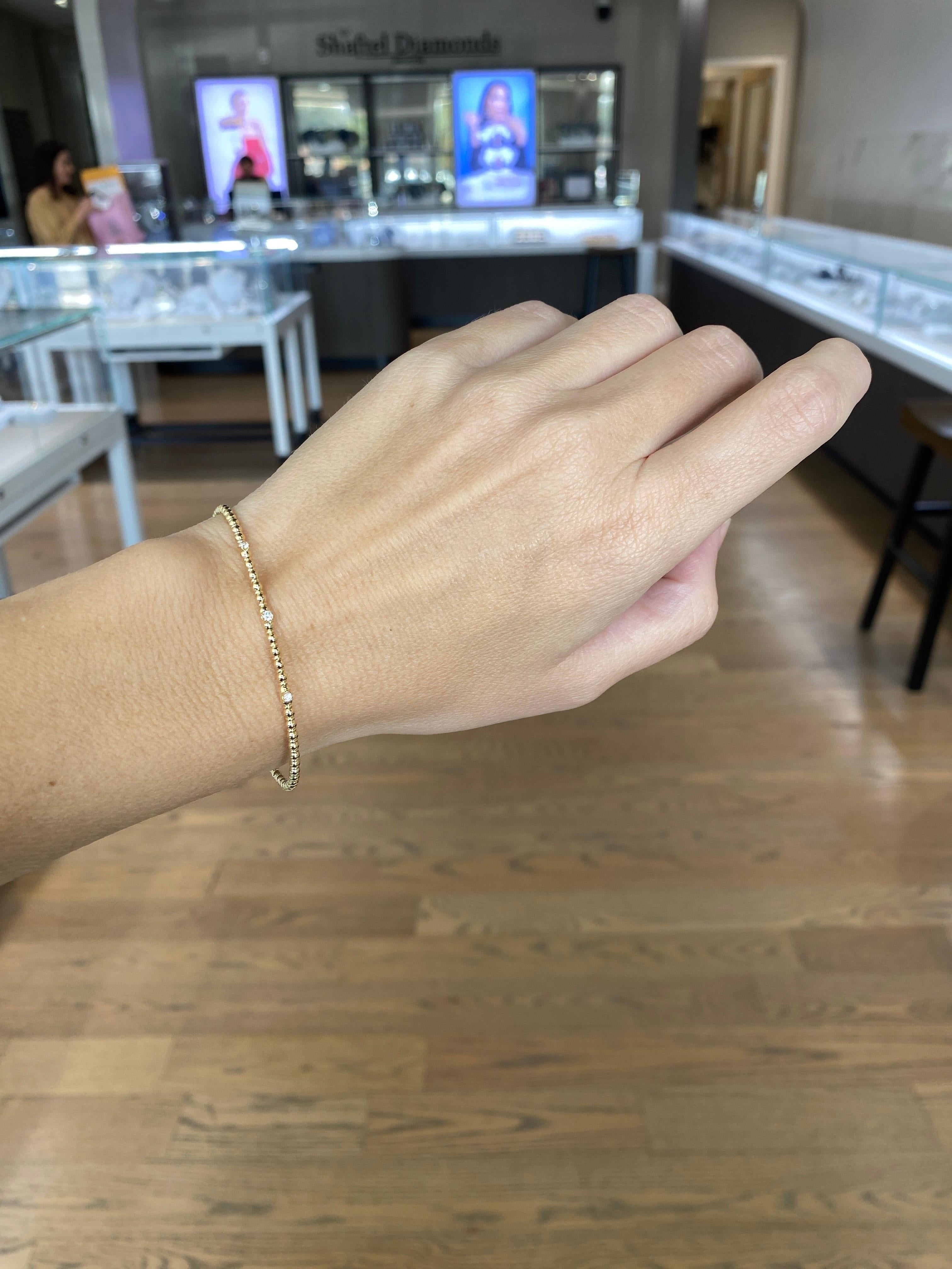 Armreif aus 14 Karat Gelbgold mit Perlen und flexiblem Diamanten (Rundschliff)