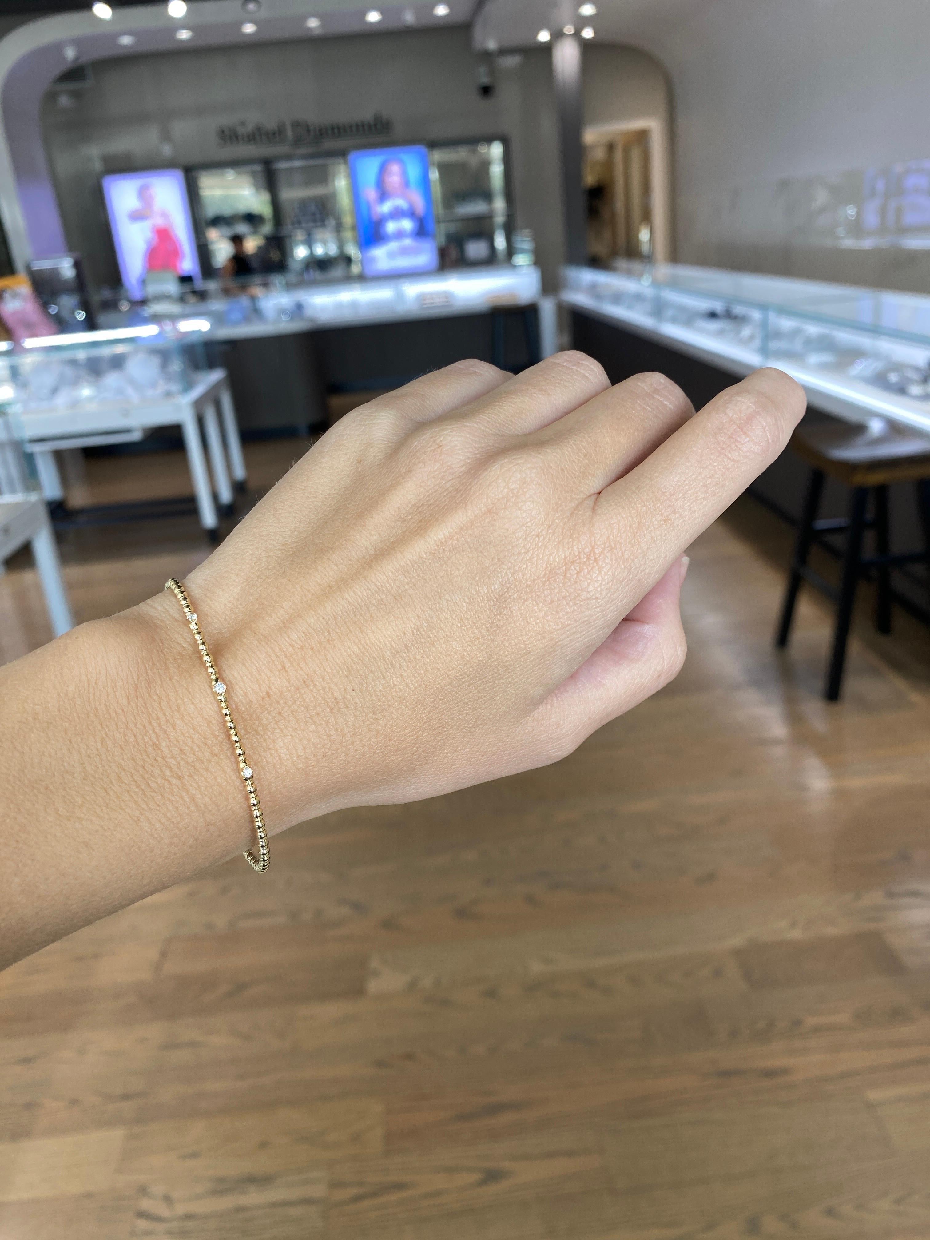 Armreif aus 14 Karat Gelbgold mit Perlen und flexiblem Diamanten im Zustand „Neu“ in Houston, TX