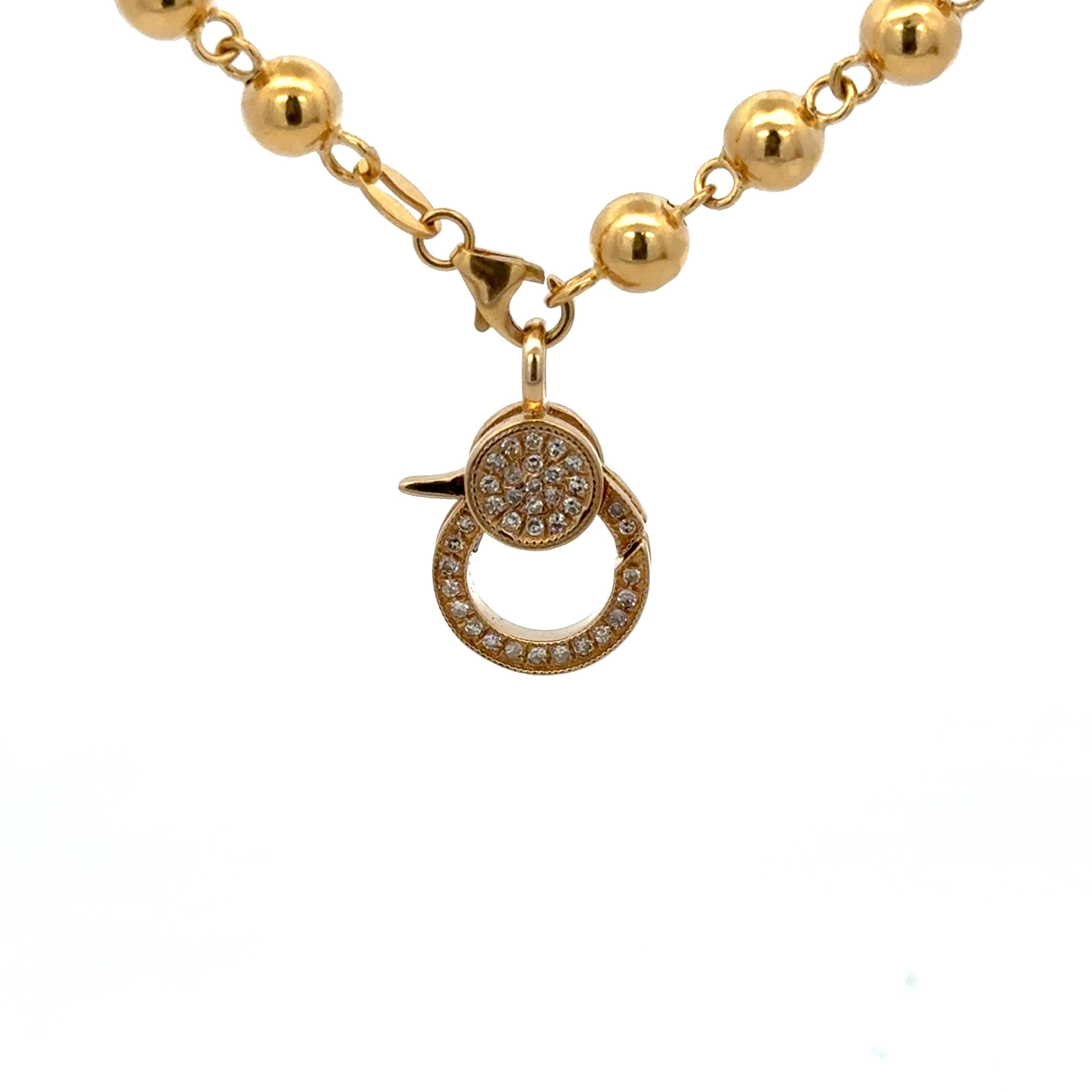 Collana in oro giallo 14 Can, con 48 sfere di perline lucidate di 5 mm e chiusura con diamante che può essere indossata o tolta. I diamanti si trovano su ciascun lato della chiusura. 
Misure della chiusura 
14 mm x 11.1 mm

Altre catene e bracciali
