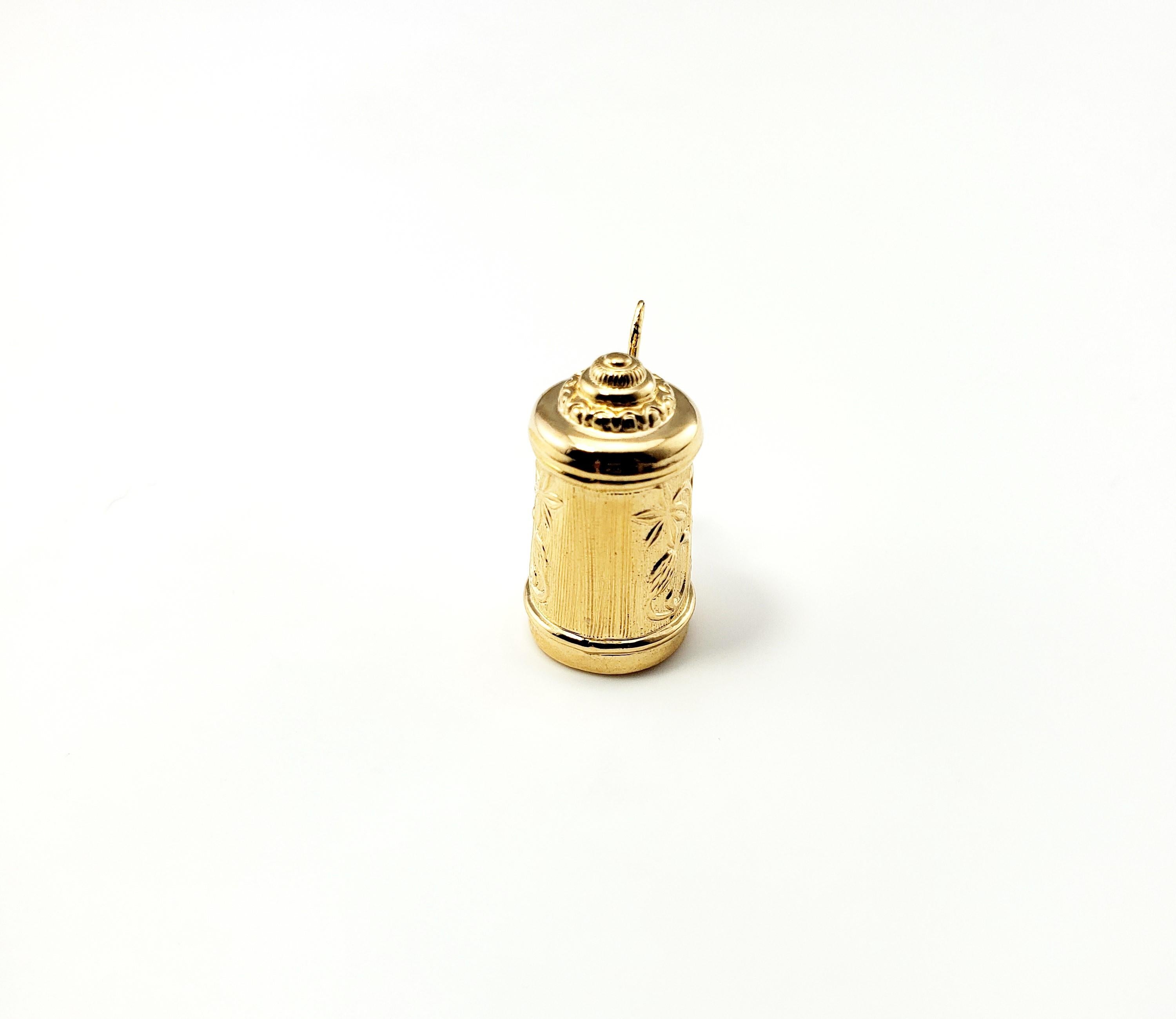 Vintage 18 Karat Yellow Gold Beer Stein Charm

Cheers!

This lovely charm features a miniature beer stein with hinged lid meticulously detailed in 18K yellow gold.

Size: 23 mm x 15 mm  - actual charm

Weight: 3.0 dwt. / 4.8 gr.

Stamped: 750

Very