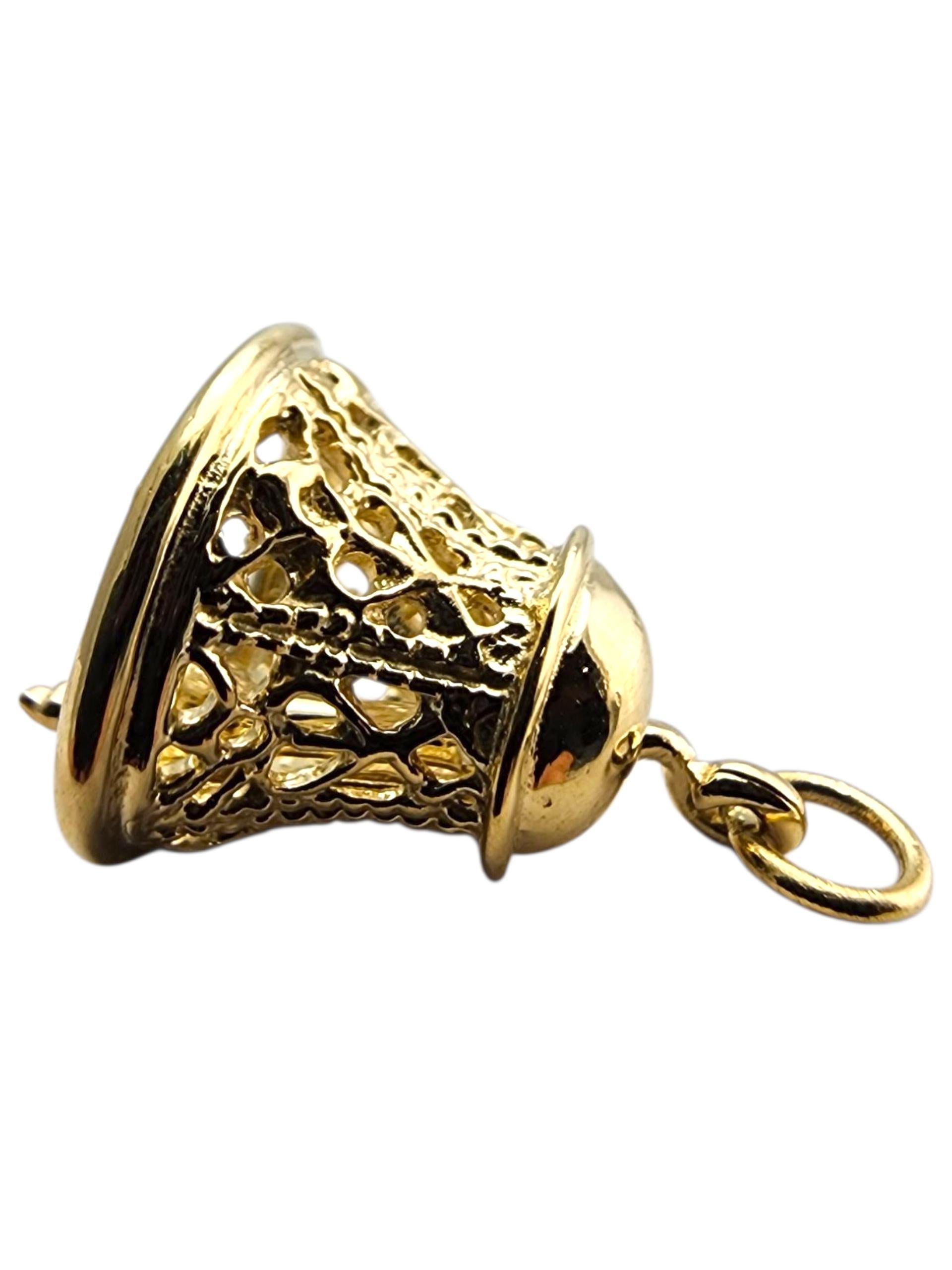 Charm a forma di campana in oro giallo 14 carati...

Questo charm a forma di campana in oro giallo 14 carati presenta un design classico e ben dettagliato con una brillante finitura lucida. La sua forma affascinante lo rende un pezzo perfetto per i