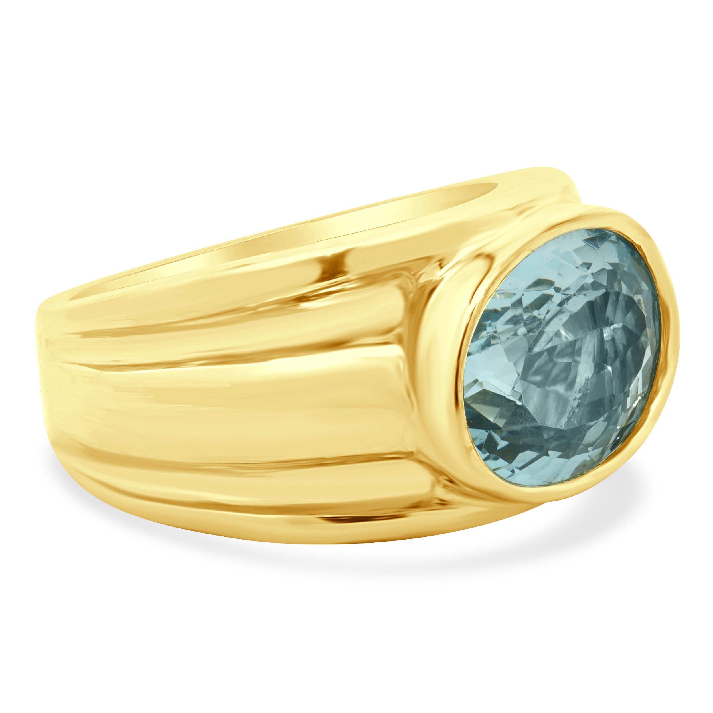 14 Karat Yellow Gold Bezel Set Aquamarine Ring In Excellent Condition For Sale In Scottsdale, AZ