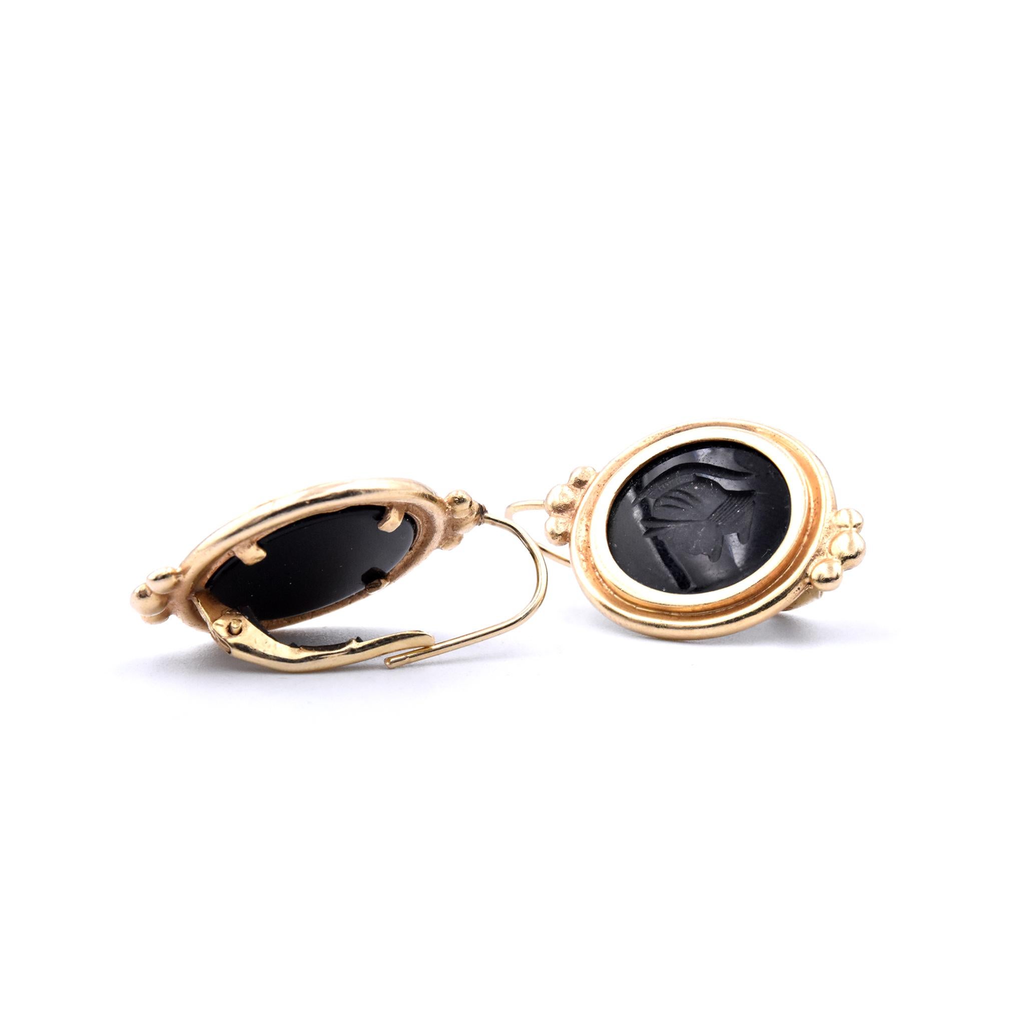 Taille grossière Or jaune 14 carats, serti clos, intailles gravées en onyx noir en vente