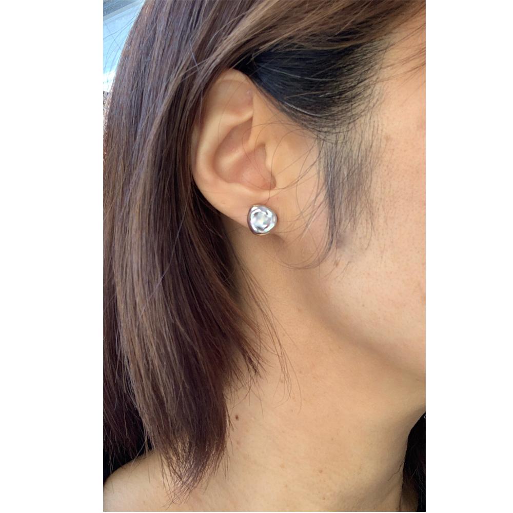 Uncut 14 karat Yellow Gold bezel set Keshi Baroque Pearl stud Earrings For Sale