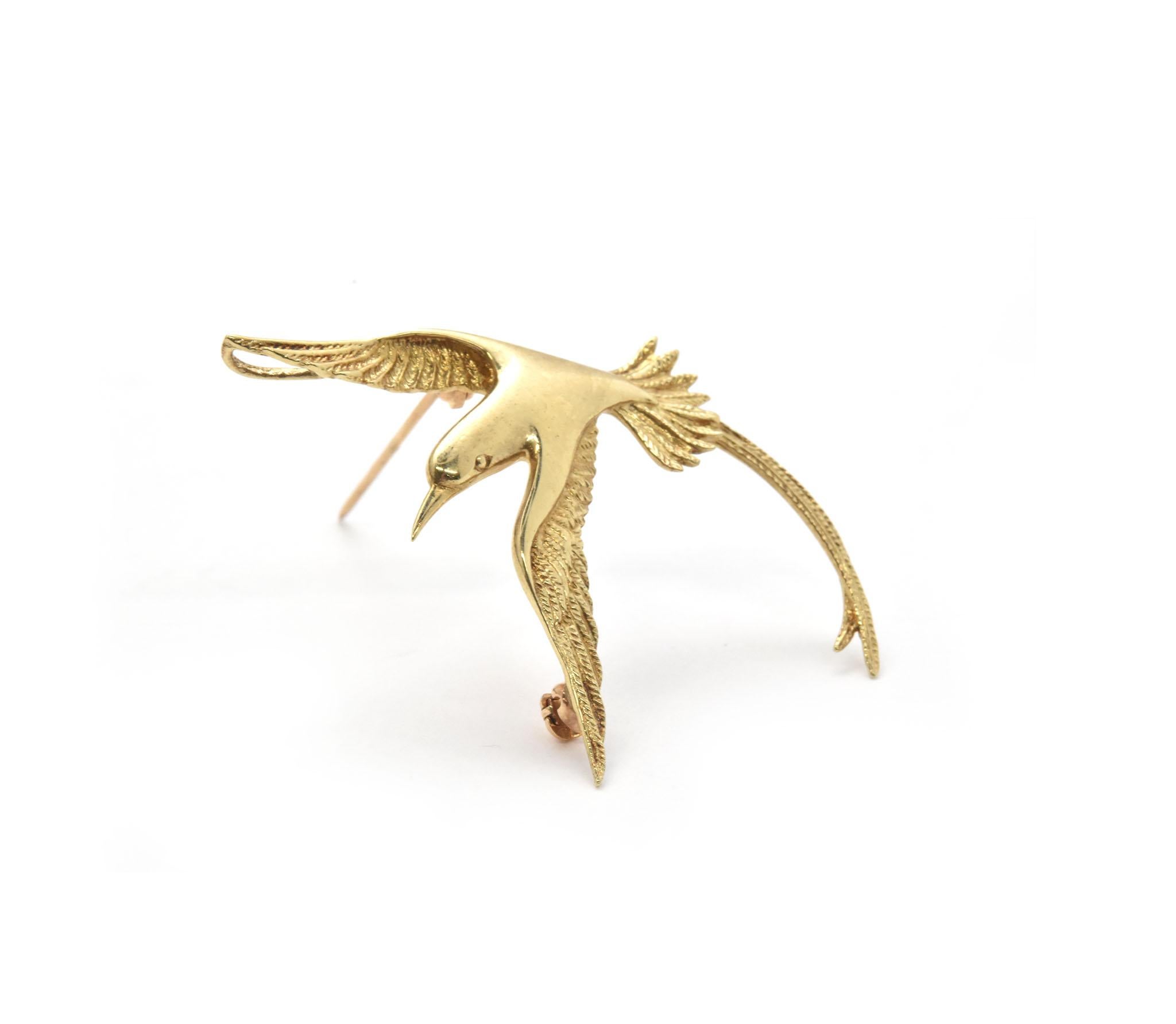 This bird pin is made in 14k yellow gold. It measures 46x34mm, and it weighs 3.5 grams.