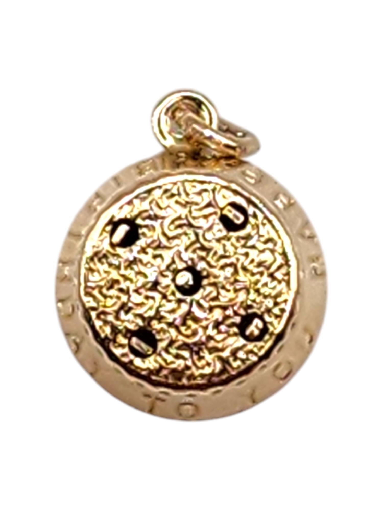 14 Karat Yellow Gold Birthday Cake with Pop Up Candles Charm #19999 In Good Condition In Washington Depot, CT