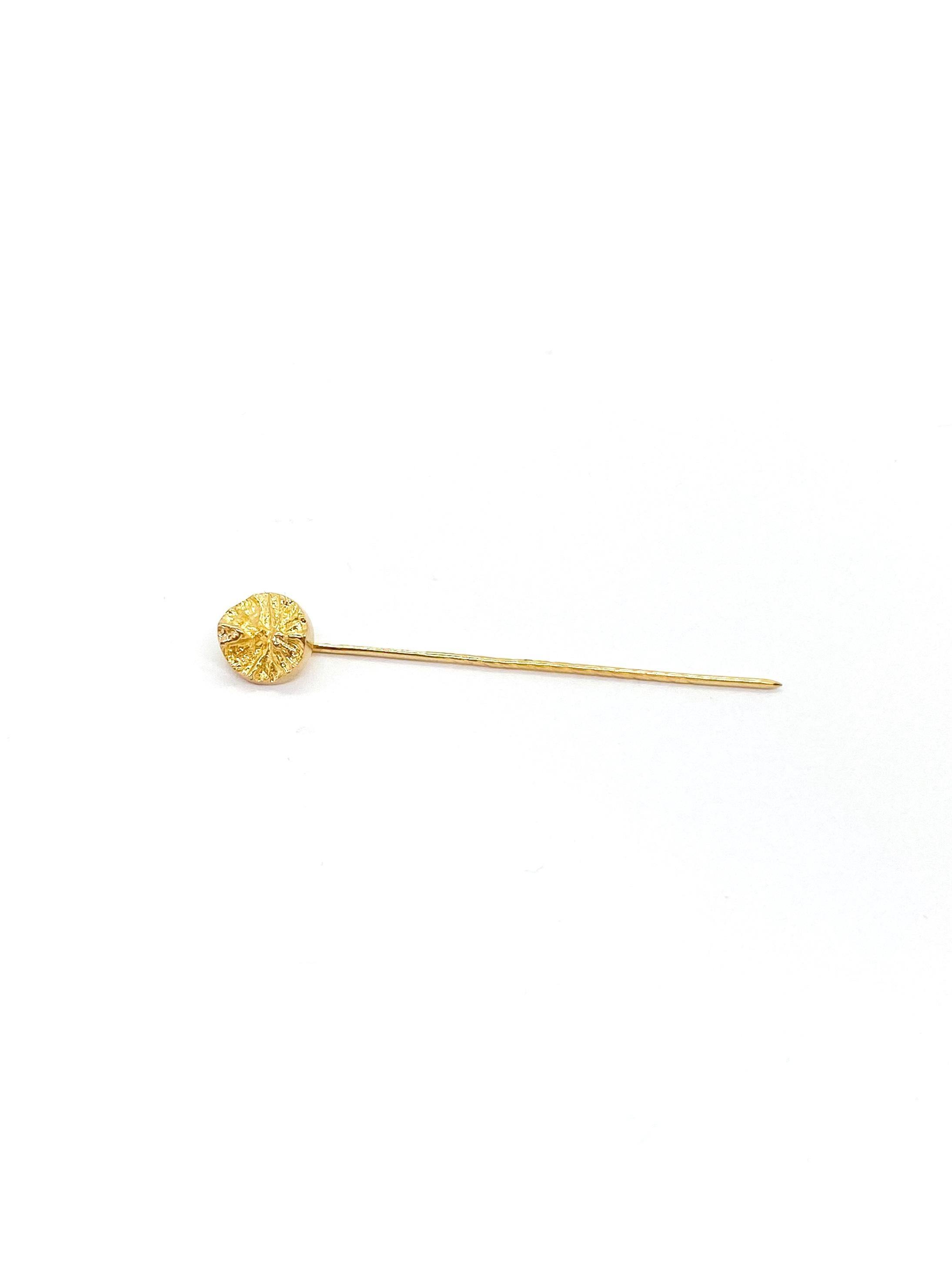 14 Karat Yellow Gold Björn Weckström Stickpin 1980 Lapponia Finland
Completely unused store stock.
Very good condition. (New)

I have several Lapponian Jewelry designed by Björn Weckström for sale, see group photo.

Rough matt surfaces, uncut