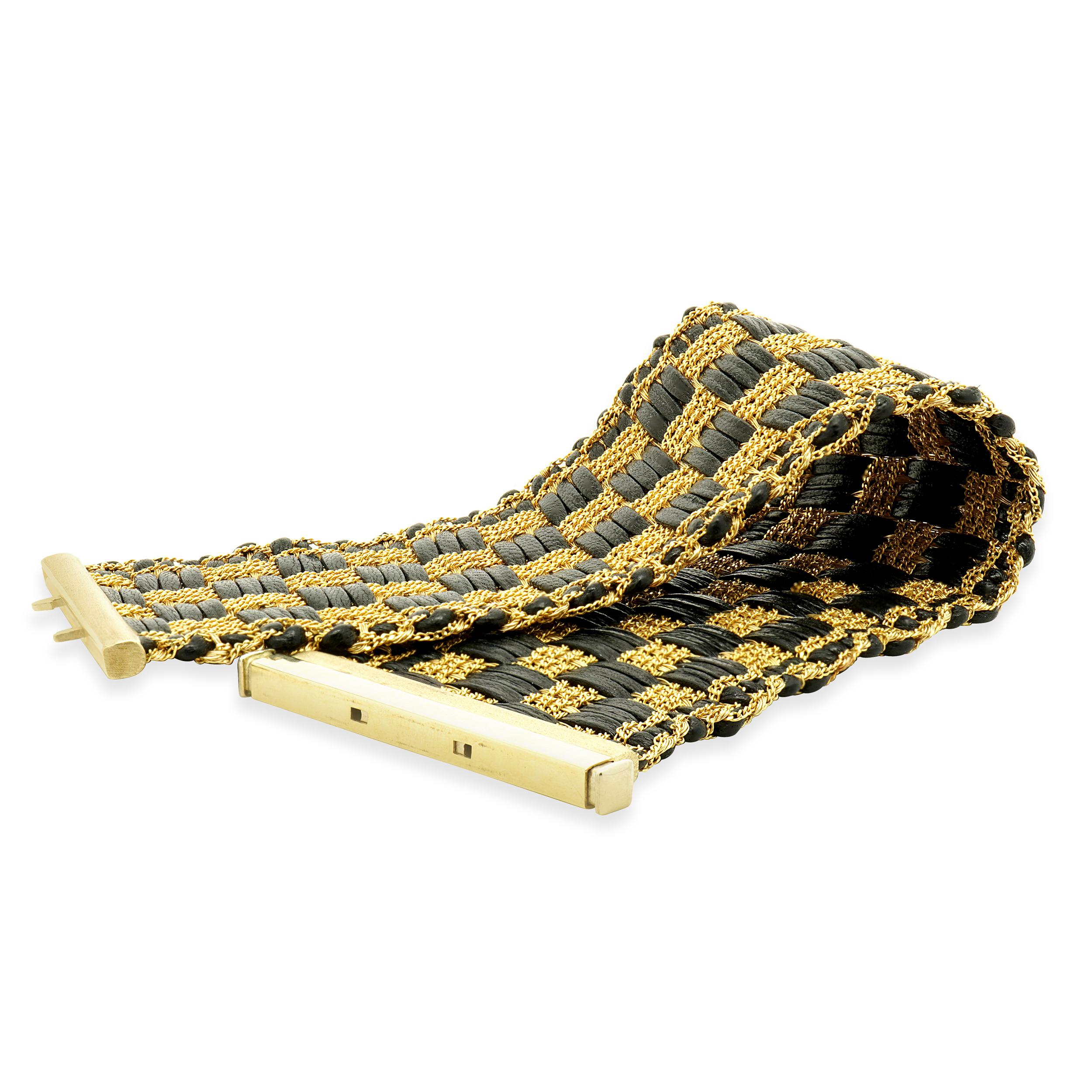 da uomo o donna 14 Karat Yellow Gold Black Leather Bracelet in vendita