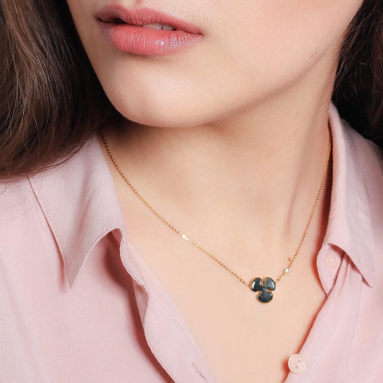 - 1 Round Diamond - 0,04 ct, E-F/ VS
- 1 Black Mother-of-pearl
- 14K Yellow Gold 
- Weight: 2,41 g
- Length: 42,5 cm
Delicate necklace on a thin chain, in the shape of a shamrock, decorated with black mother-of-pearl with silky sheen and diamond
