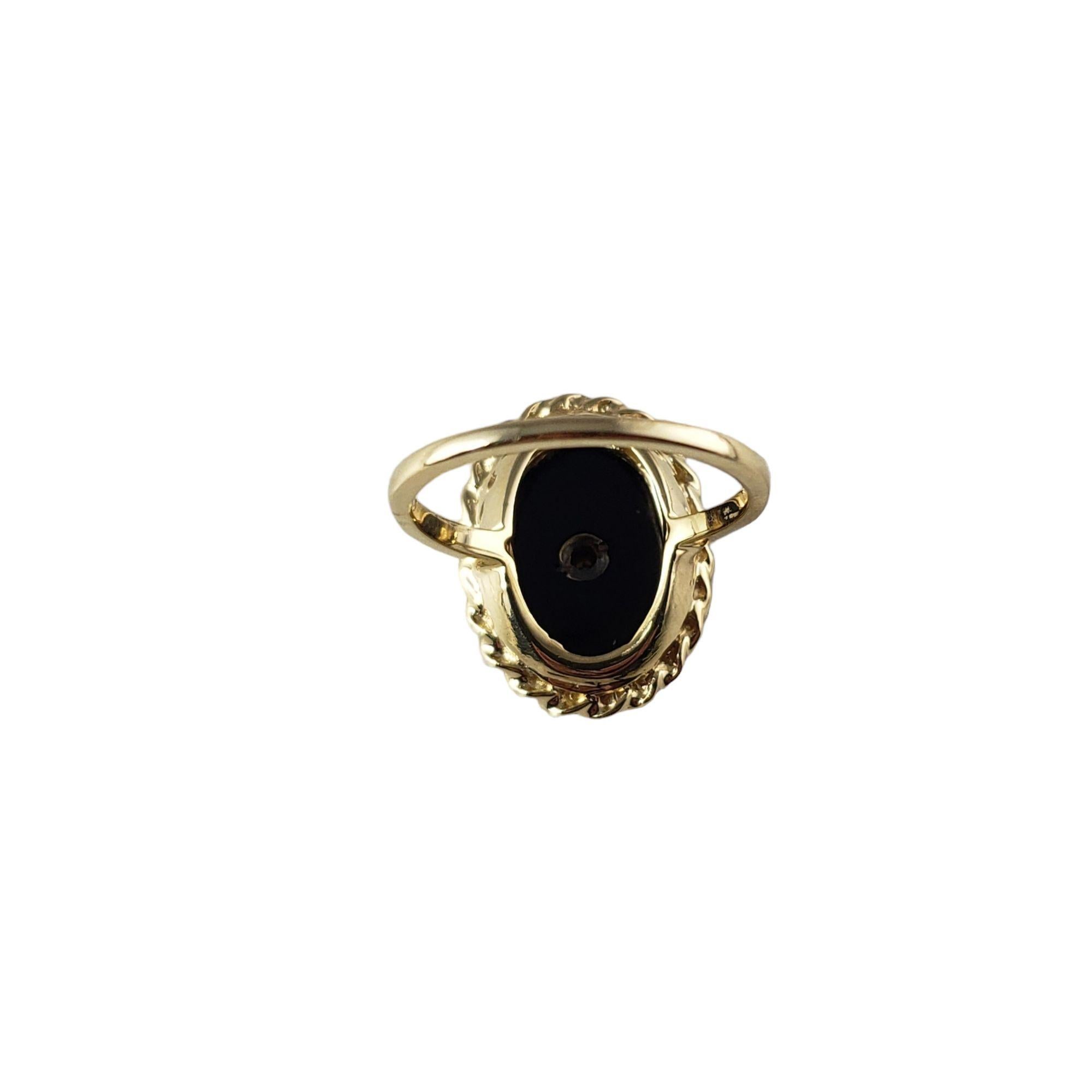 Vintage 14 Karat Gelbgold Schwarzer Onyx und Diamant Ring Größe 7.75-

Dieser atemberaubende Ring besteht aus einem ovalen Onyx (16 mm x 13 mm) und einem runden Diamanten im Einzelschliff, gefasst in wunderschön detailliertem 14K Gelbgold. Breite: