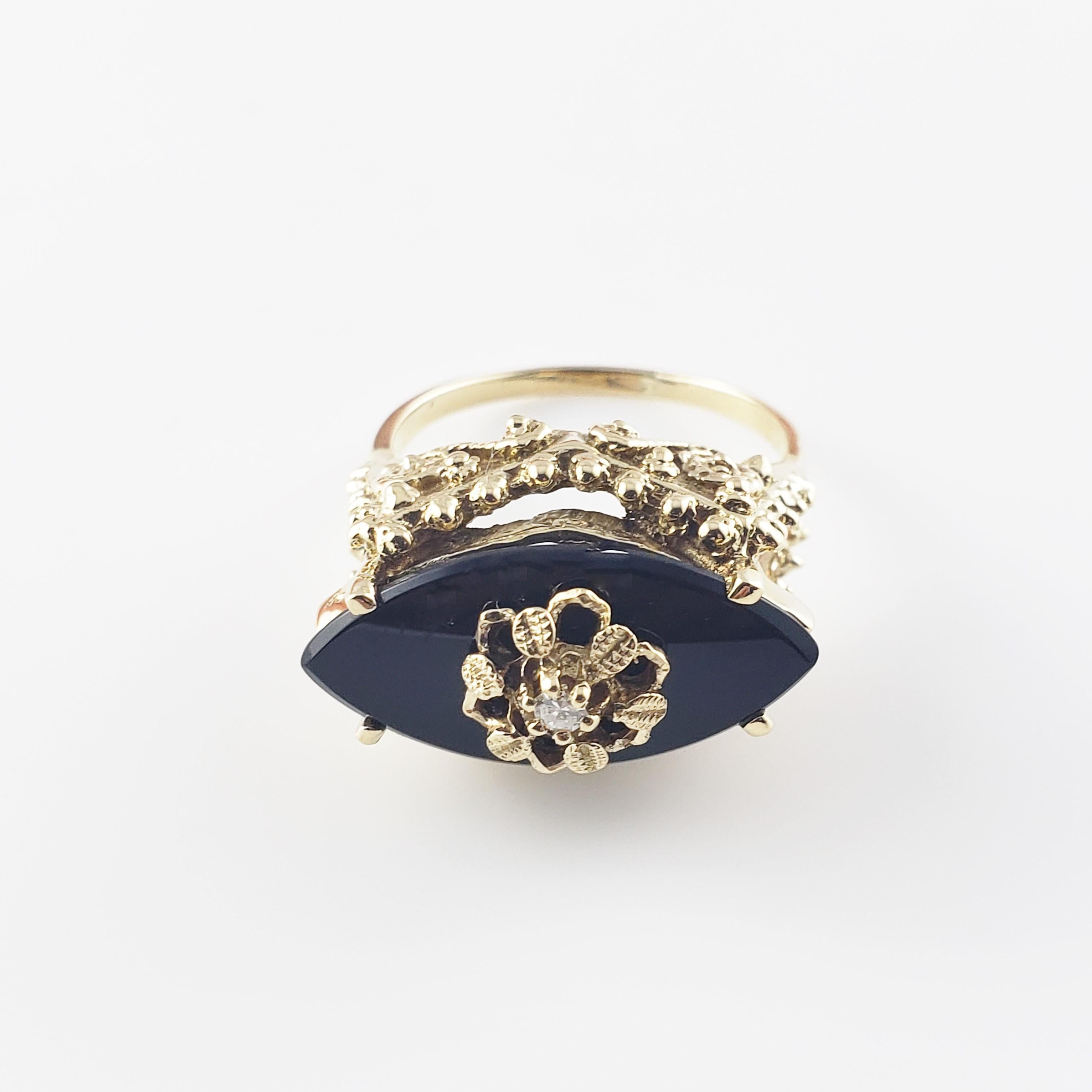 14 Karat Gelbgold Schwarzer Onyx und Diamant Ring Größe 7.75-

Dieser elegante Ring besteht aus einem schwarzen Onyx mit Marquis-Stein (20 mm x 10 mm) und einem runden Diamanten im Einzelschliff, gefasst in wunderschön detailliertem 14K-Gelbgold. 