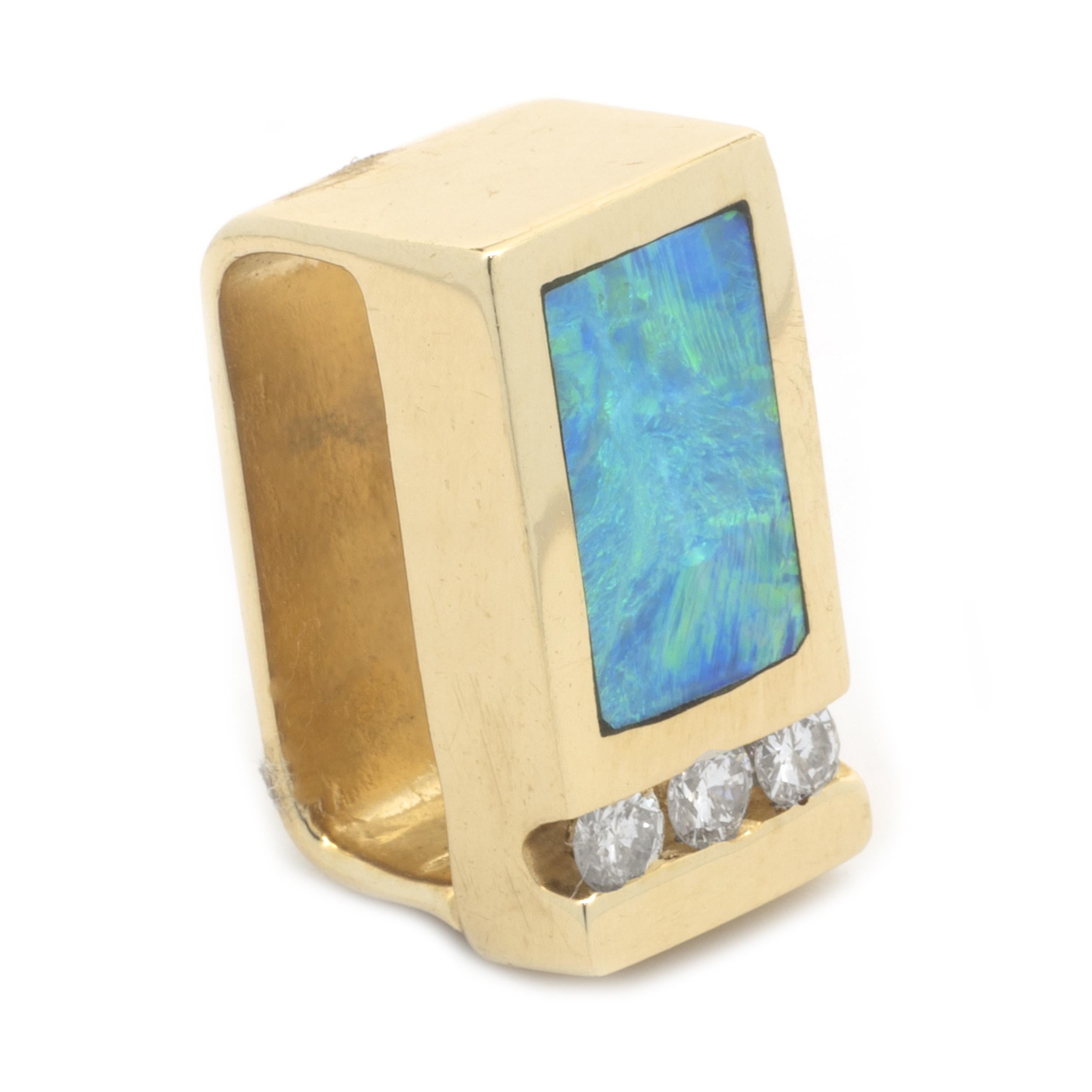 Diseñador: custom
Material: oro amarillo de 14 quilates
Diamante: 3 redondos  talla = .05cttw
Color: G
Claridad: SI1
Dimensiones: el colgante mide 11 X 5,85 mm
Peso: 2.36 gramos
