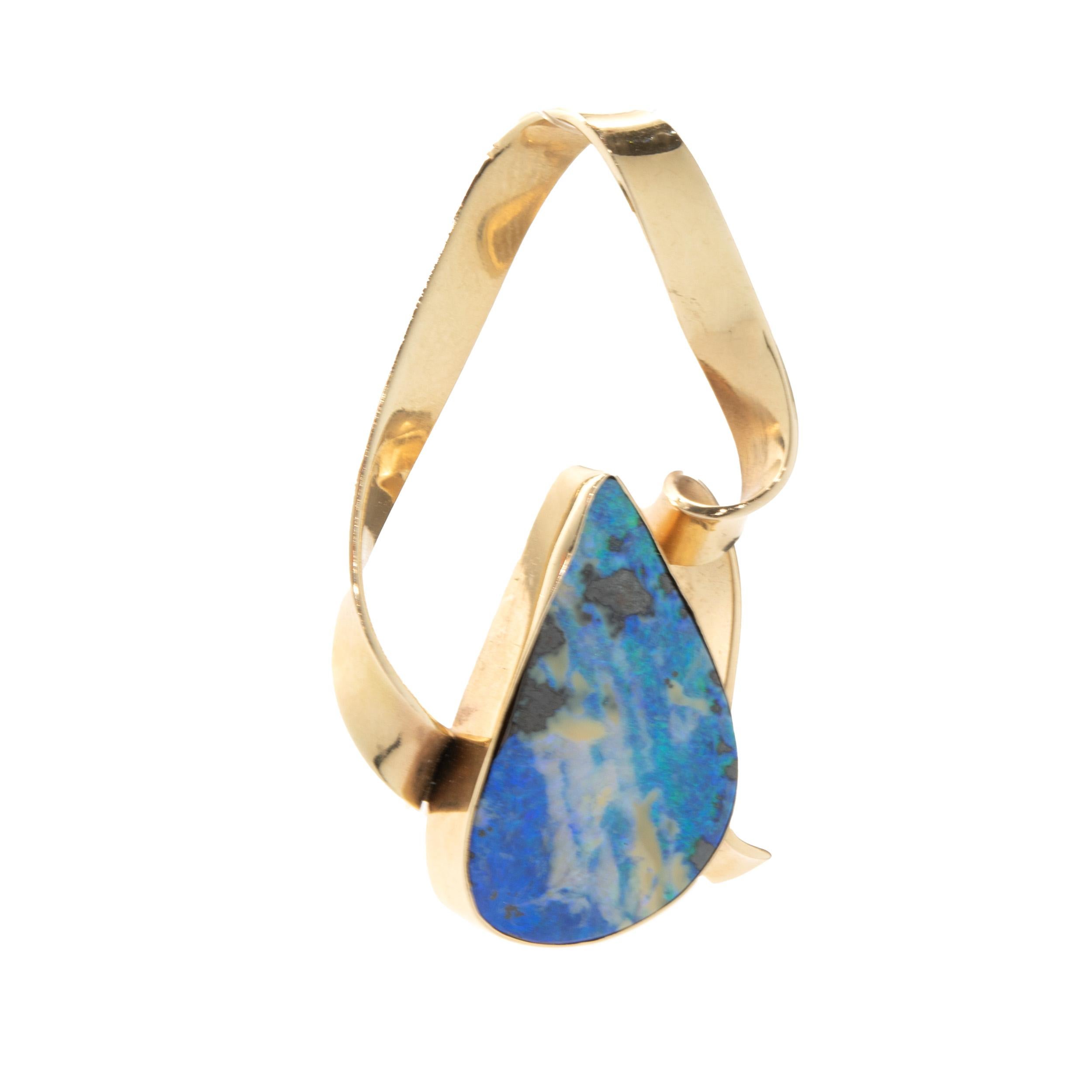 Designer: personalizzato
Materiale: oro giallo 14 carati
Dimensioni: il ciondolo misura 40mm x 23mm 
Peso: 7,15 grammi