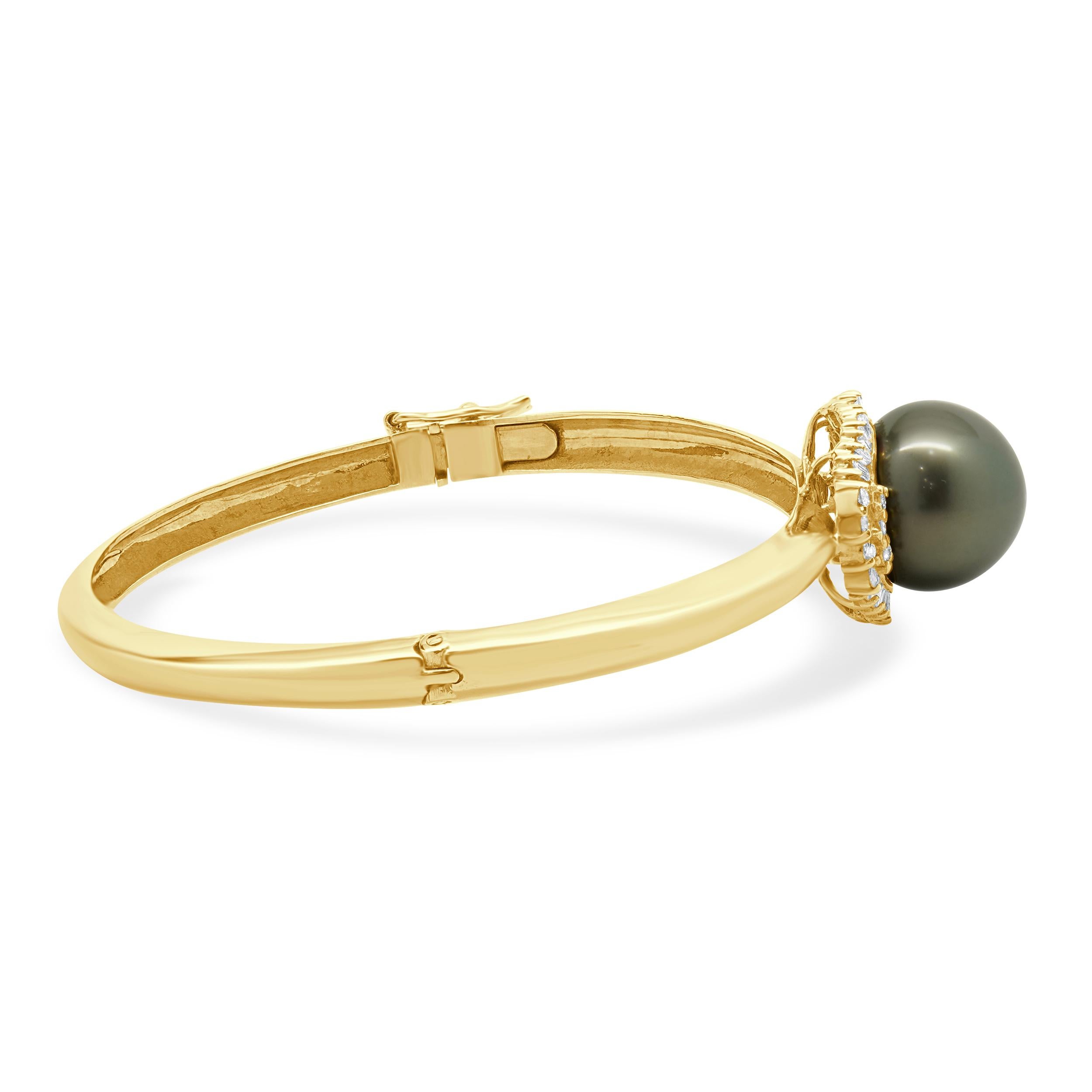 Round Cut 14 Karat Yellow Gold Black Pearl and Diamond Cocktail Ring For Sale