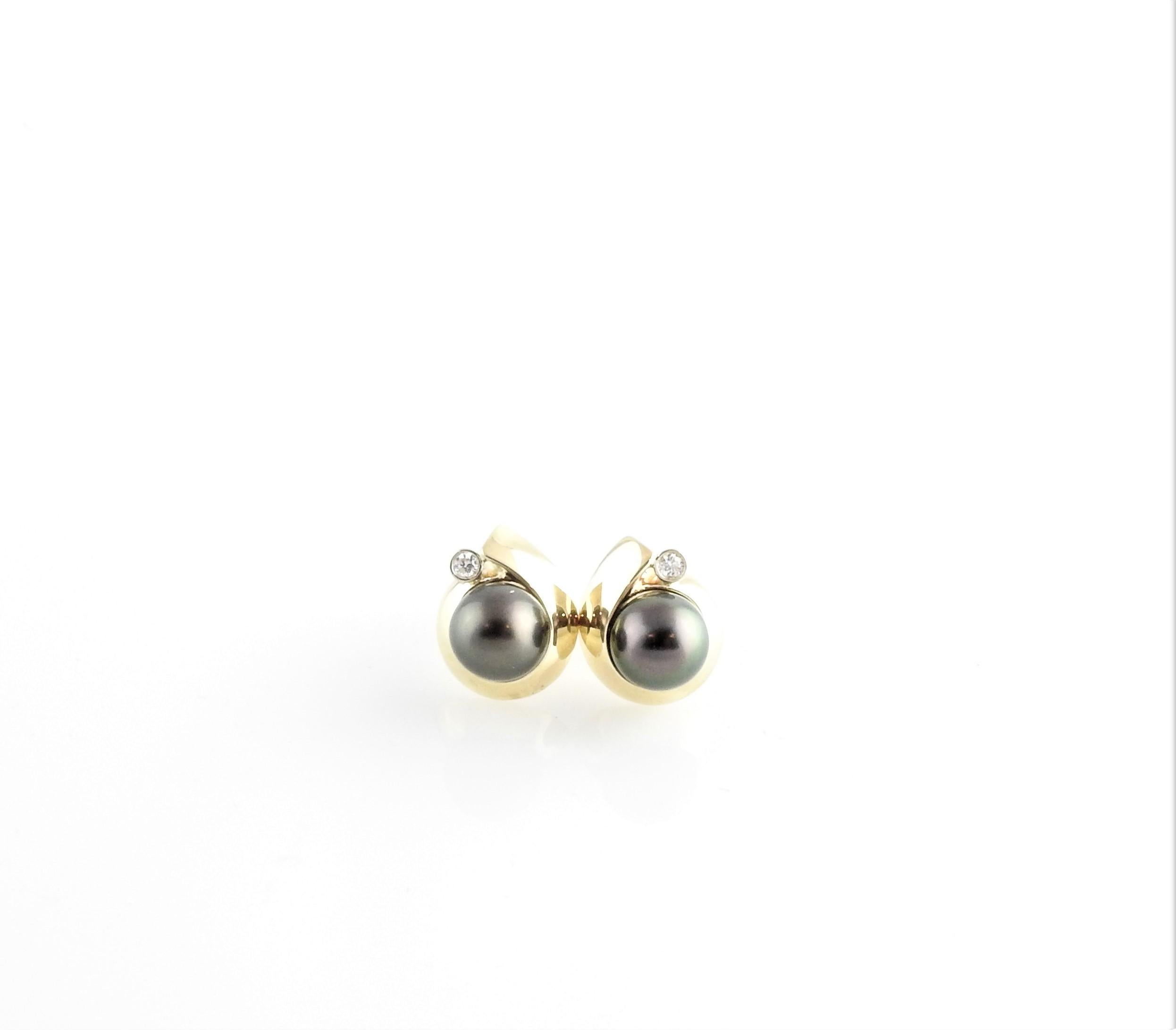 Vintage 14 Karat Yellow Gold Black Pearl and Diamond Earrings

These stunning stud earrings each feature one 9 mm black pearl and one round brilliant cut diamond set in beautifully detailed 14K yellow gold.

Approximate total diamond weight: .10