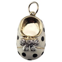 Charm per scarpe da bambino in oro giallo 14 carati con smalto a pois neri #21399