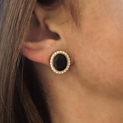 Clous d'oreilles en or jaune 14 carats avec spinelle noire et halo de diamants
