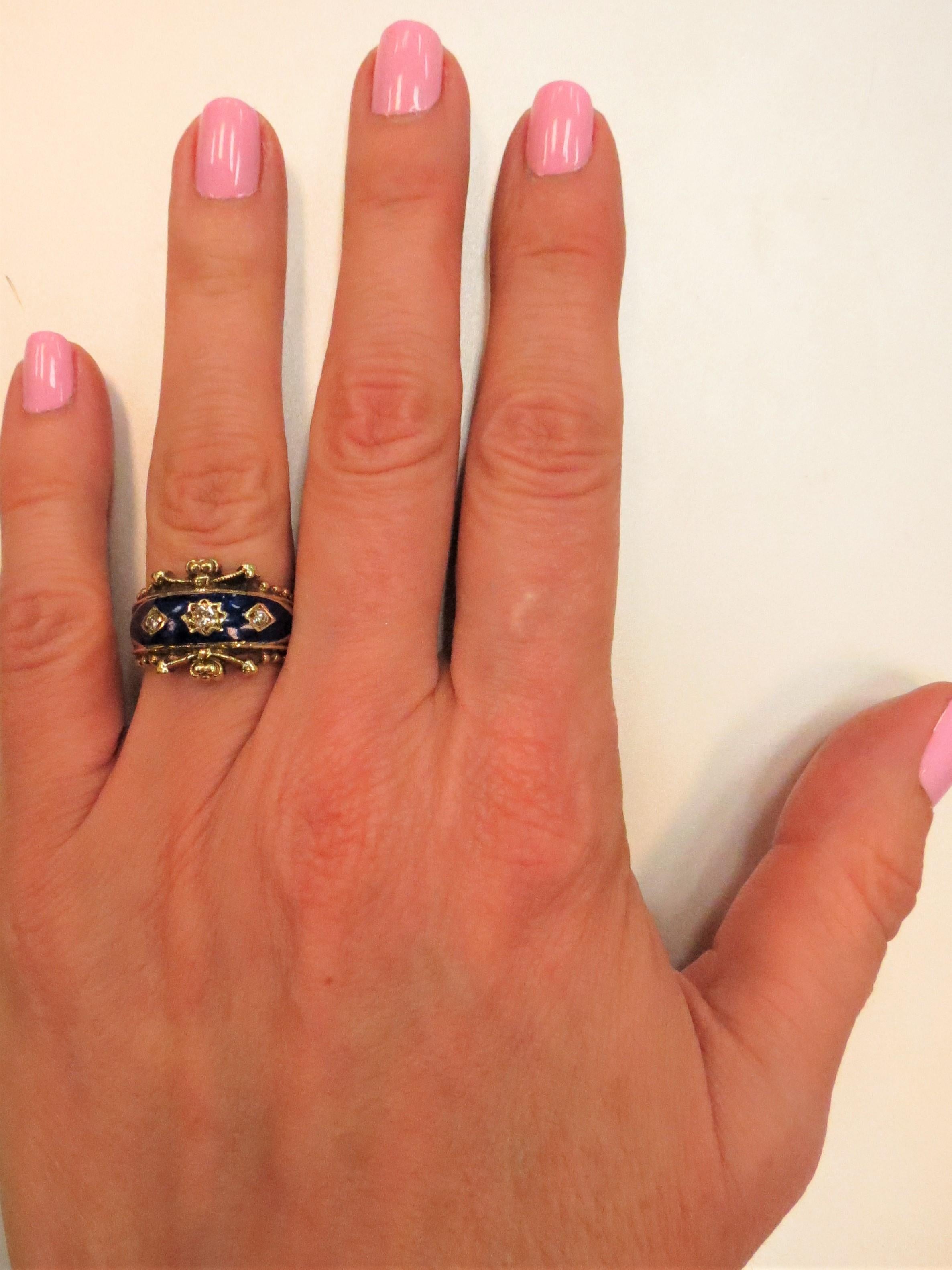 ring aus 14 Karat Gelbgold, blau emailliert, mit 3 runden Diamanten im Vollschliff mit einem Gewicht von 0,14 ct, Farbe H-I, Reinheit VS-SI1, in Zacken gesetzt
Fingergröße 6, kann angepasst werden
Letzter Verkauf $850