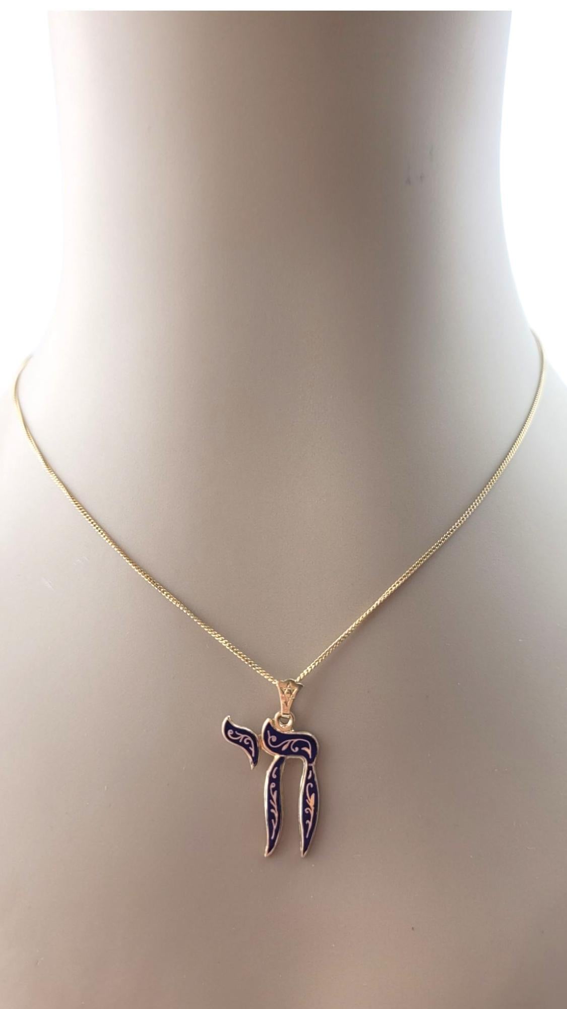 Pendentif chai en or jaune 14 carats et émail bleu #21257 en vente 6