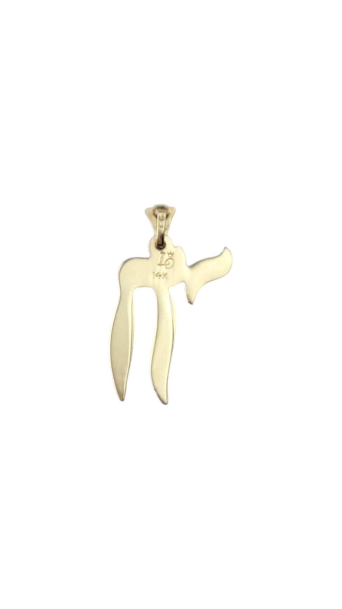 Pendentif Chai en or jaune 14K avec émail bleu

Pendentif Chai en or jaune 14K - Réalisé en or jaune 14K lumineux, ce superbe pendentif présente un design épuré et poli qui brille par son élégance. Sa forme classique et ses détails raffinés en font
