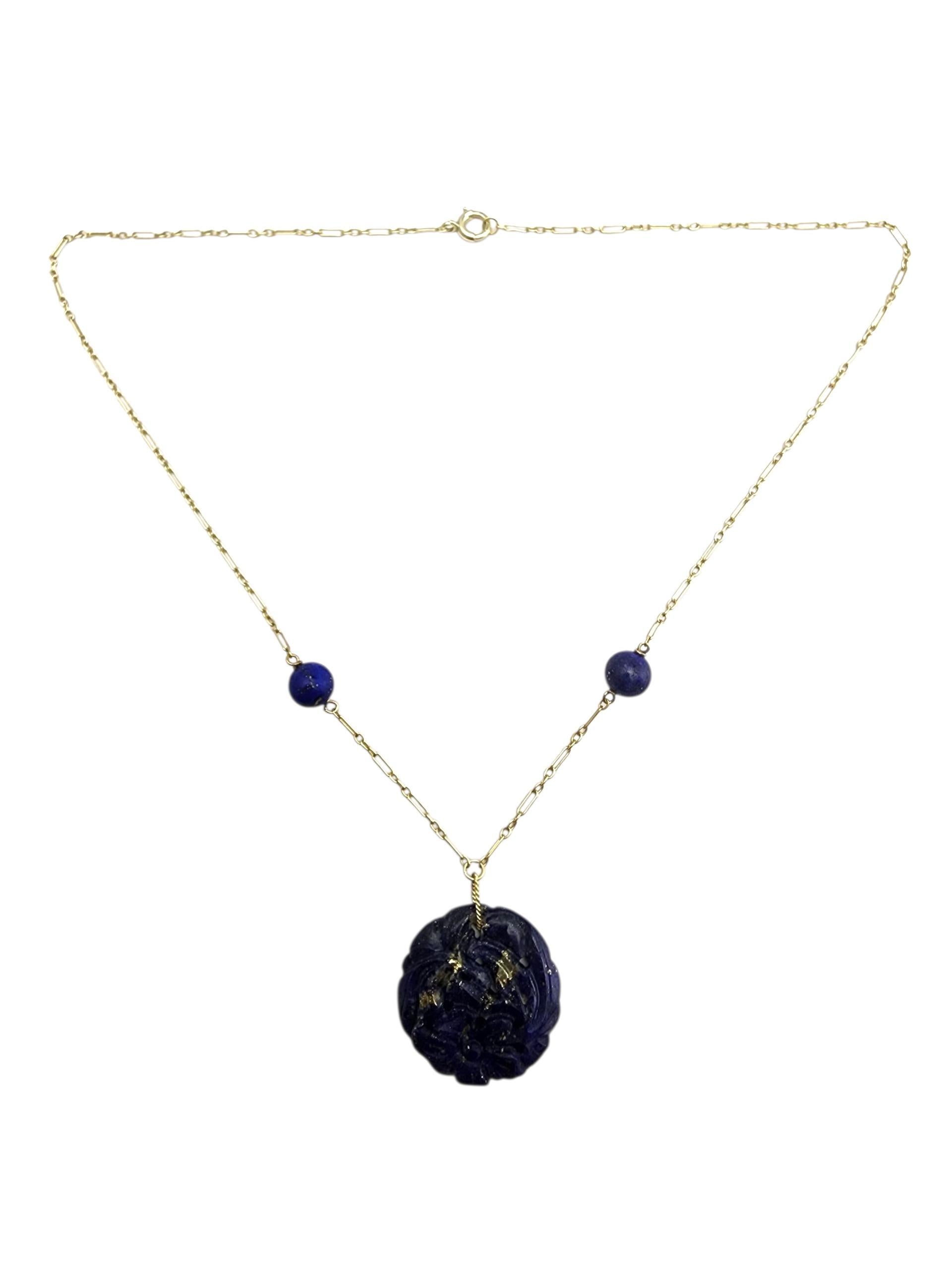 Collier en or jaune 14 carats avec pendentif en lapis bleu

Ce collier en or jaune 14 carats est orné d'un pendentif en lapis bleu et d'une chaîne en or assortie. Les tons bleus profonds du lapis contrastent magnifiquement avec l'or chaud, créant un