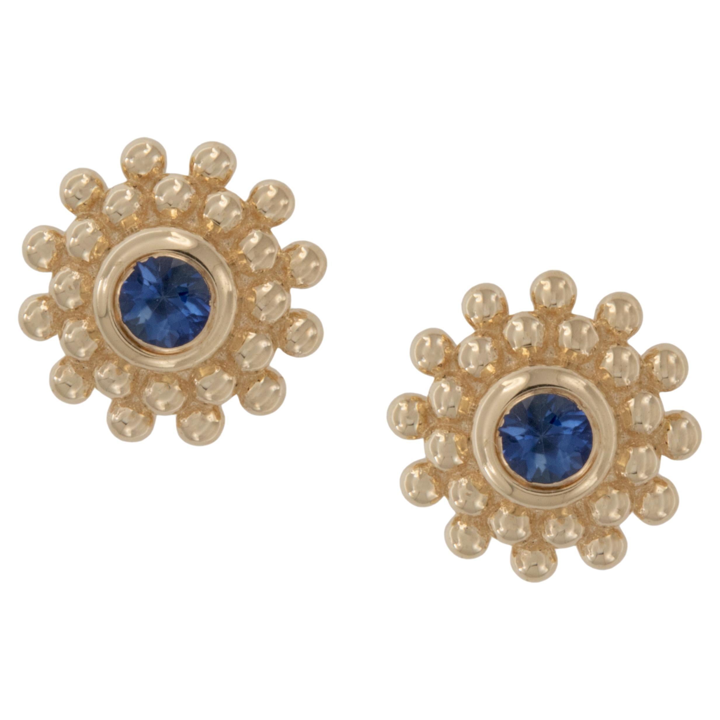 Clous d'oreilles en or jaune 14 carats perlés de saphirs bleus  en vente