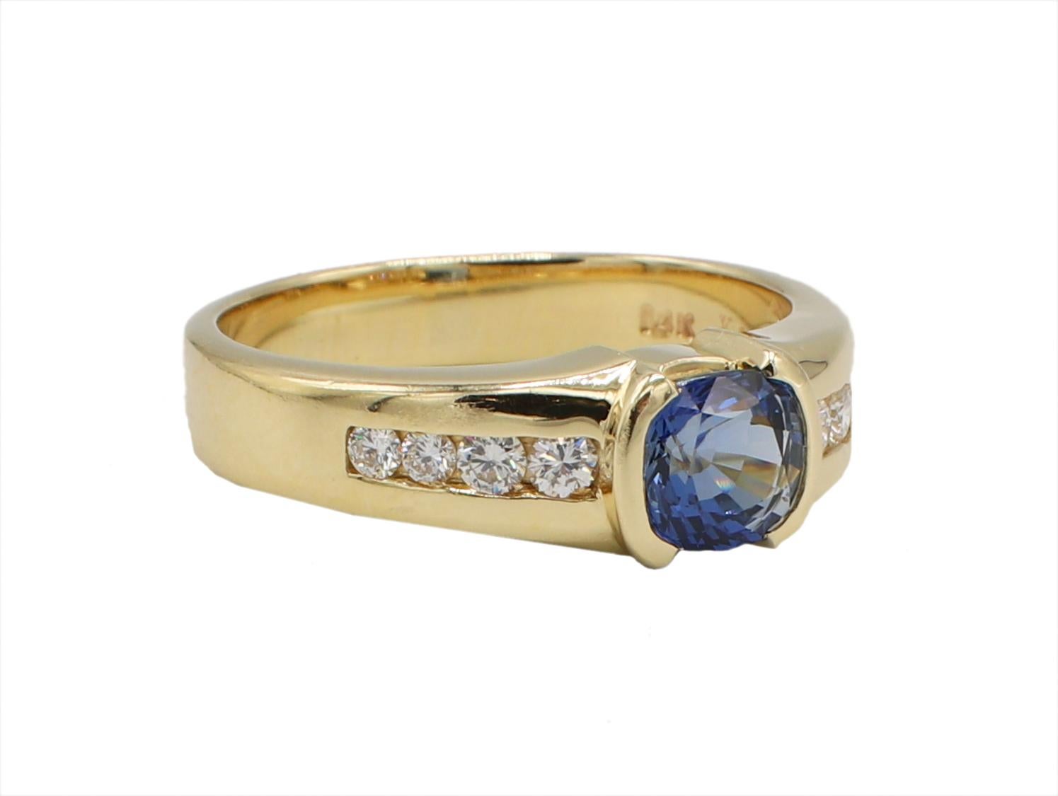14 Karat Gelbgold Blauer Saphir & Diamant Cocktail Ring Größe 8
Metall: 14k Gelbgold
Gewicht: 5,65 Gramm
Saphir: 5.8 x 5,6 x 4MM ca. 1 Karat 
Diamanten: Ca. .25 CTW G VS 
Breite: 3.6 - 6.7MM
Größe: 8 (US)

