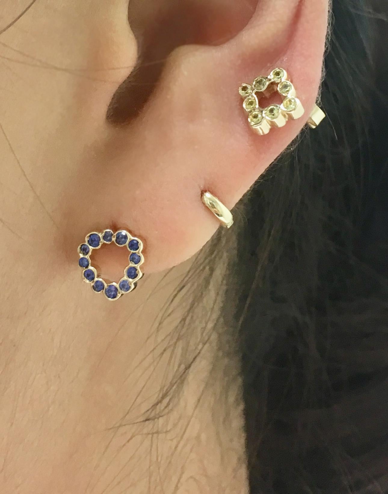 Round Cut 14 Karat Yellow Gold Blue Sapphire Stud Earrings