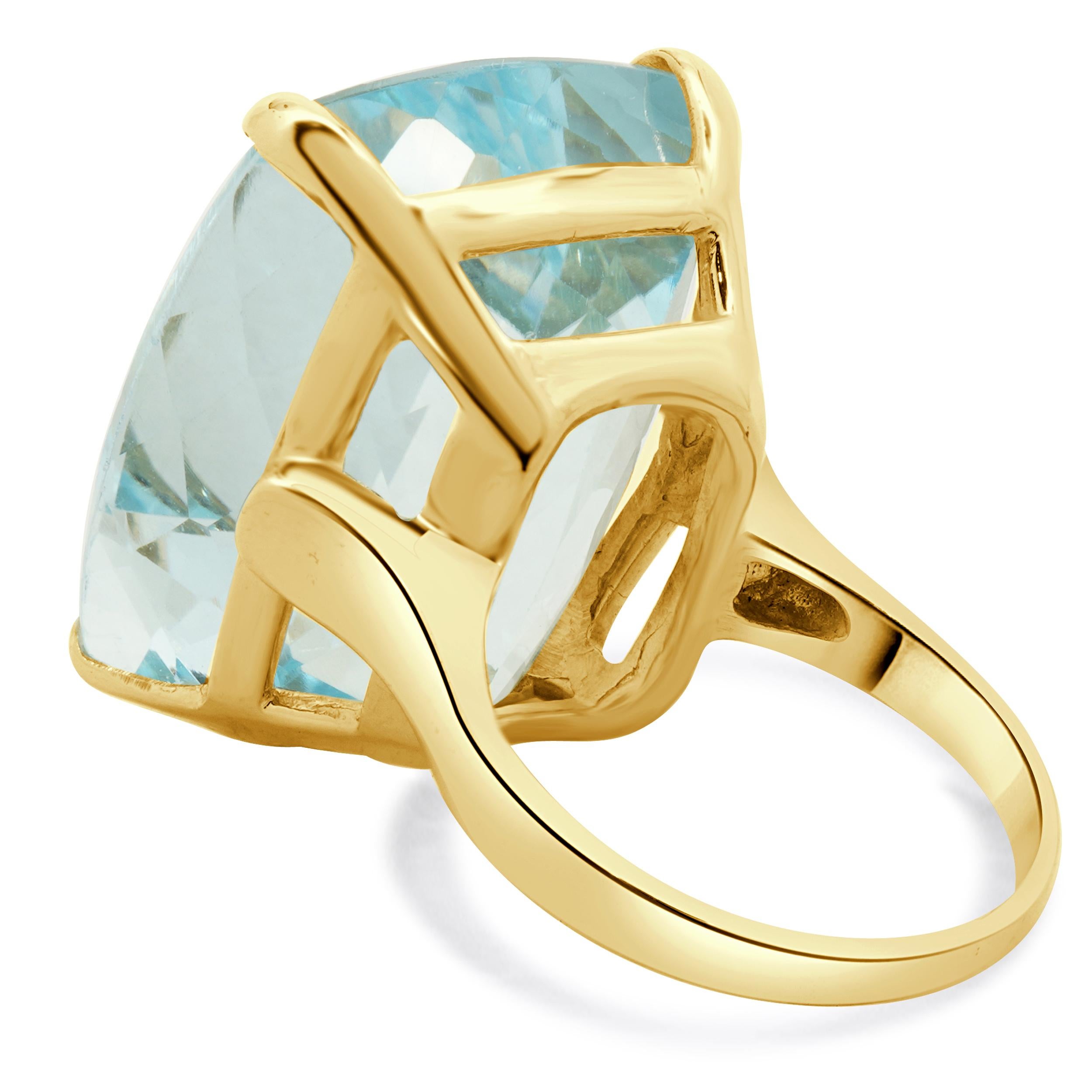 Taille coussin Bague cocktail en or jaune 14 carats avec topaze bleue en vente