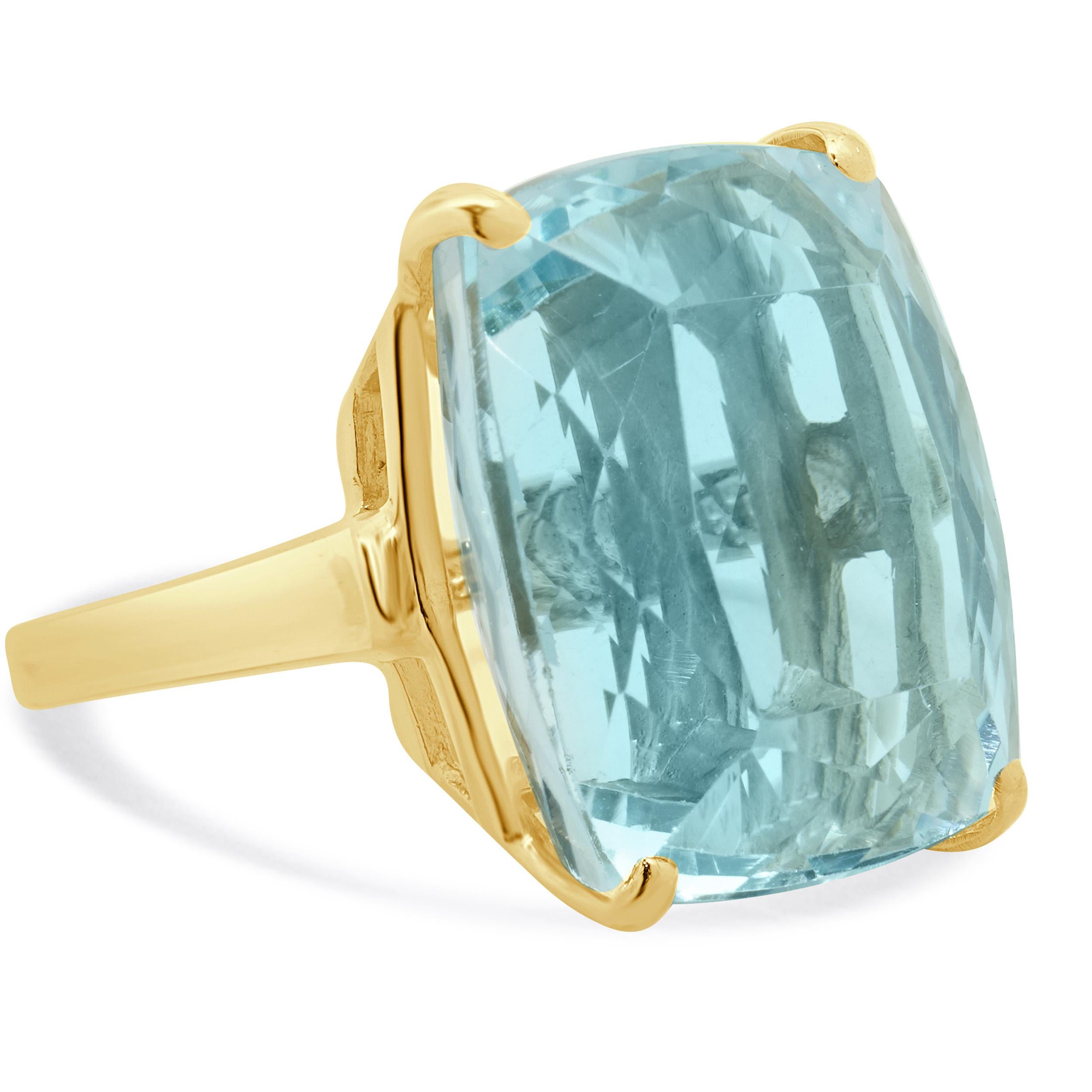 Bague cocktail en or jaune 14 carats avec topaze bleue Excellent état - En vente à Scottsdale, AZ