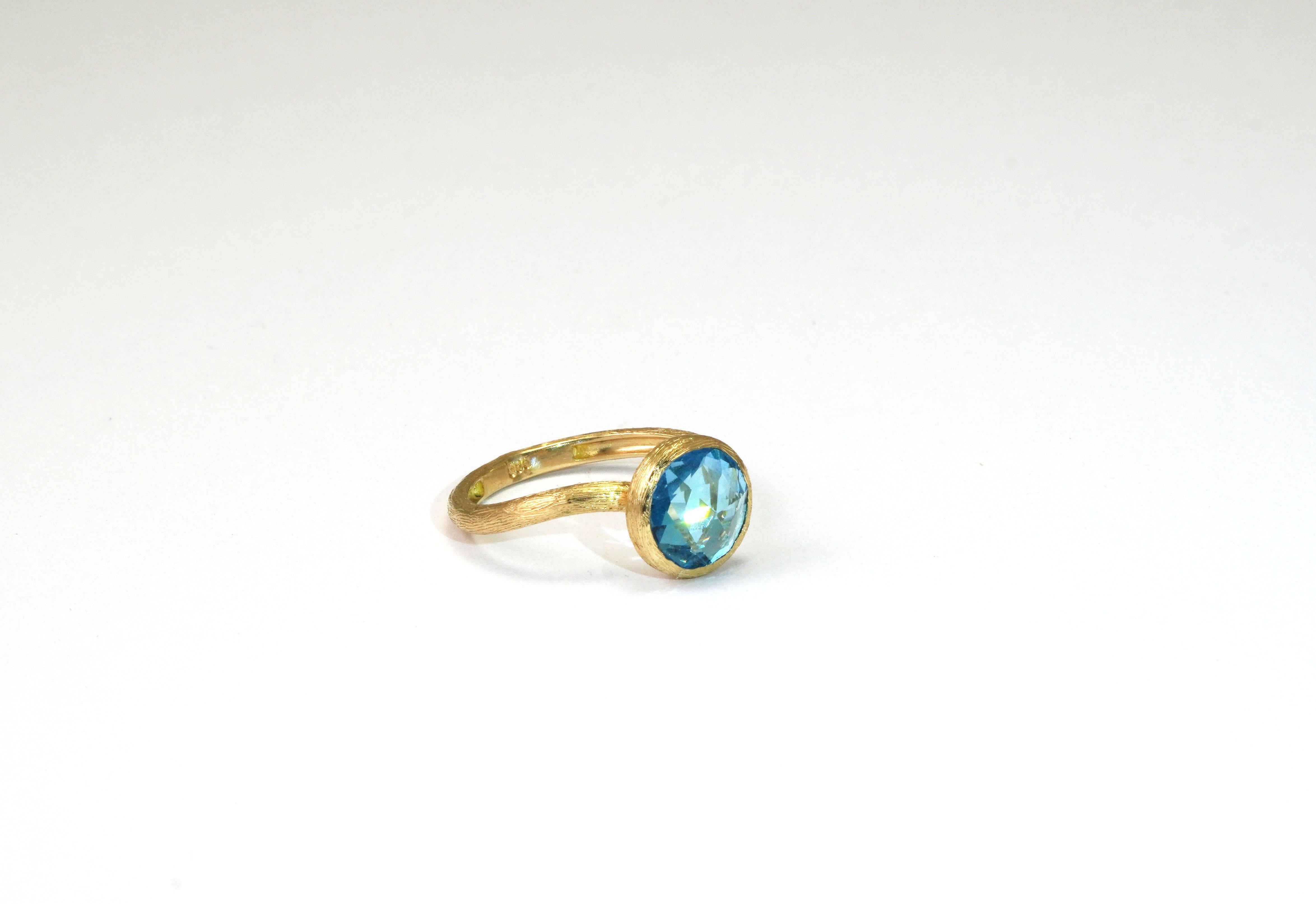 14 kt Yellow Gold ring with Blue Topaz
Gold color: Yellow
Ring size: 6 3/4 US
Total weight: 3.15 grams

Set with:
- Topaz
Cut: Rose
Color: Blue