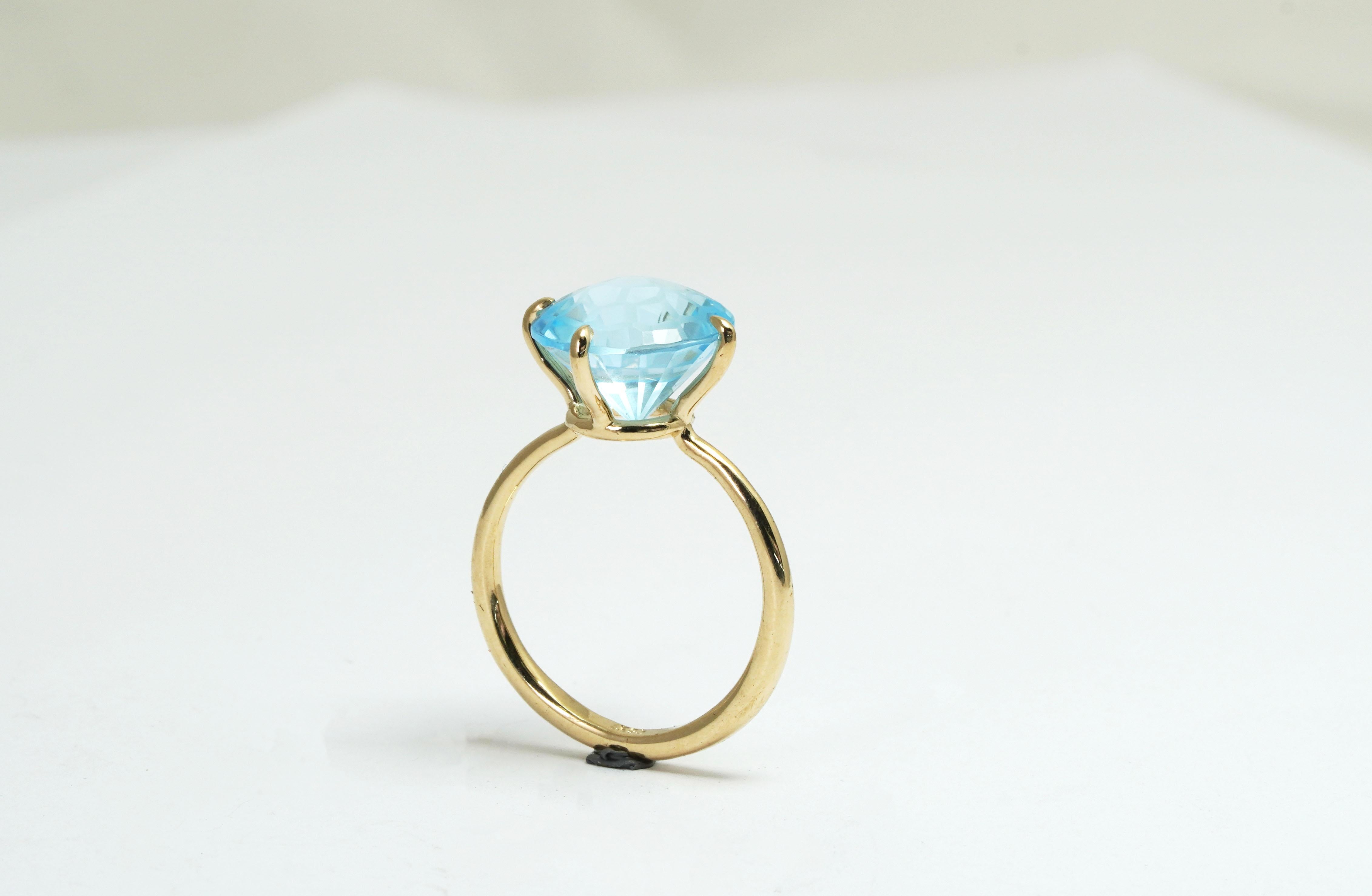 14 kt Yellow Gold ring with Blue Topaz
Gold color: Yellow
Ring size: 6 US
Total weight: 3.31 grams

Set with:
- Topaz
Cut: Designer 
Color: Blue
Weight: 6.12 Ct.