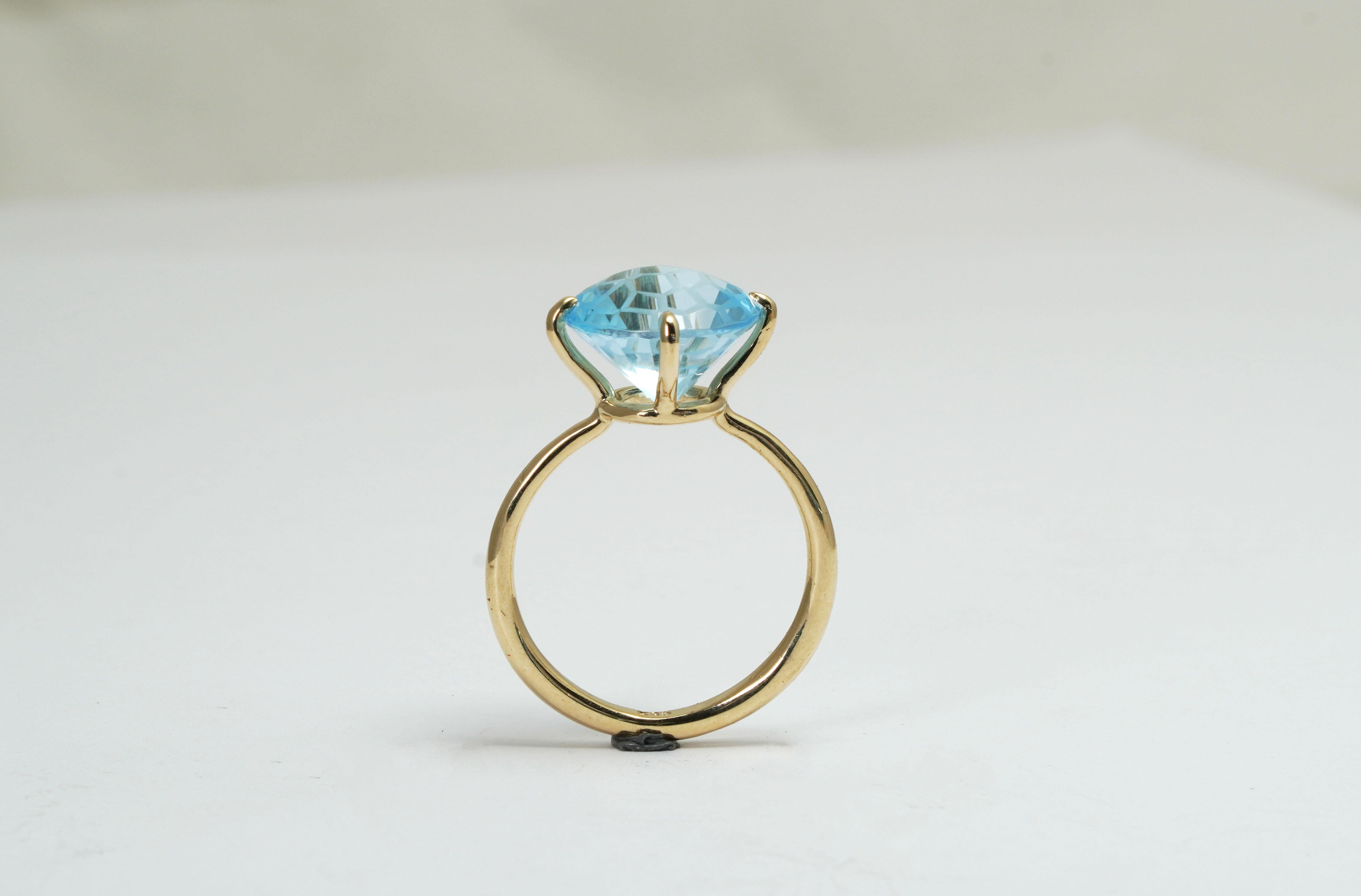 Modern 14 Karat Yellow Gold Blue Topaz Ring For Sale