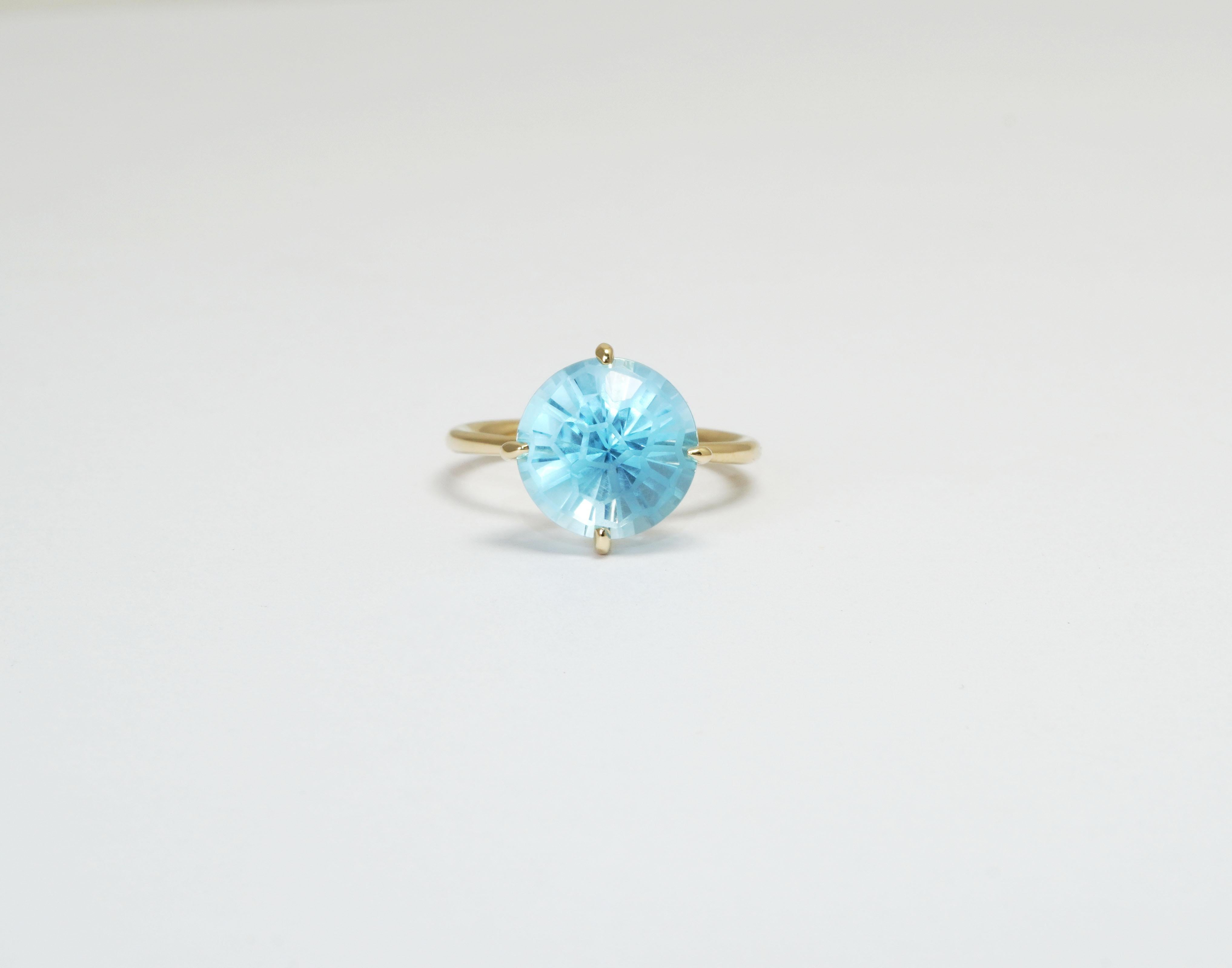 14 Karat Yellow Gold Blue Topaz Ring In New Condition For Sale In София, BG