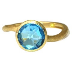 Bague en or jaune 14 carats avec topaze bleue