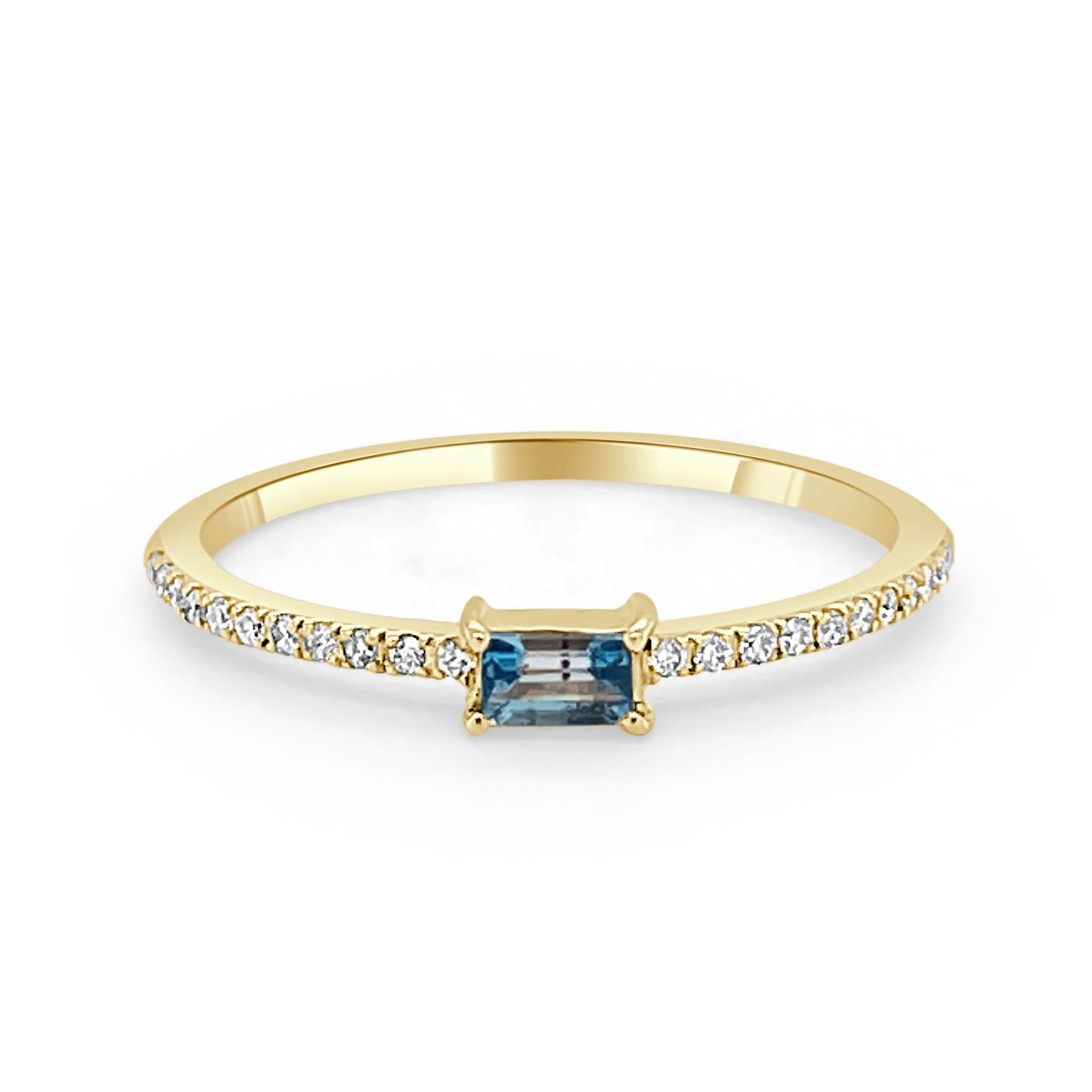 Charmantes und schwer fassbares Design - Dieser stapelbare Ring besteht aus einem 14-karätigen Goldband, einem wunderschönen blauen Topas in Baguetteform (ca. 0,16 ct) und runden Diamanten (ca. 0,09 ct). 
Maße für die Ringgröße: Die Fingergröße des