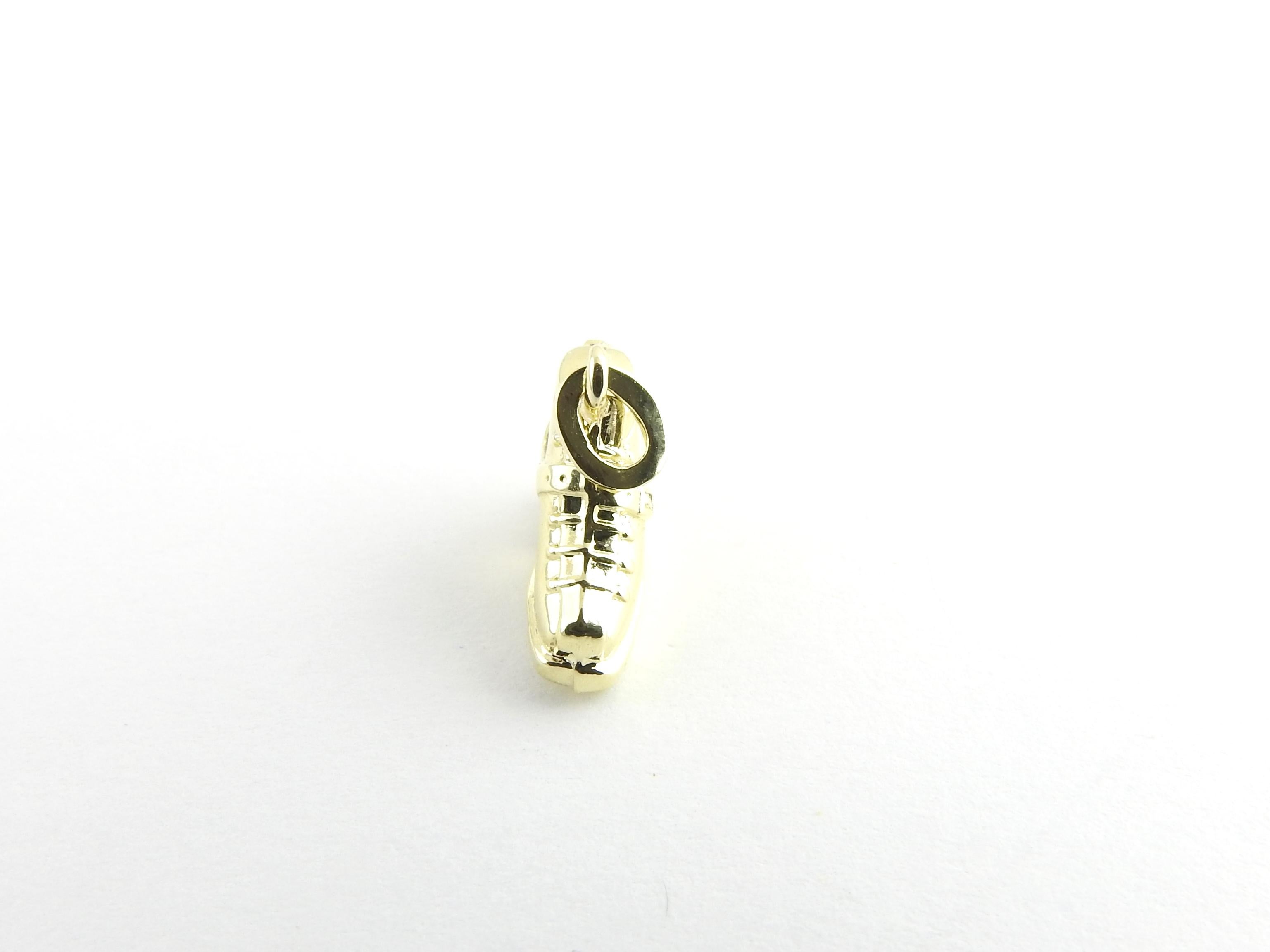 Vintage 14 Karat Yellow Gold Boot Charm

This 3D charm features a miniature boot meticulously crafted in 14K yellow gold.

Size: 12 mm x 14 mm (actual charm)

Weight: 0.5 dwt. / 0.9 gr.

Stamped: 585

Very good condition, professionally