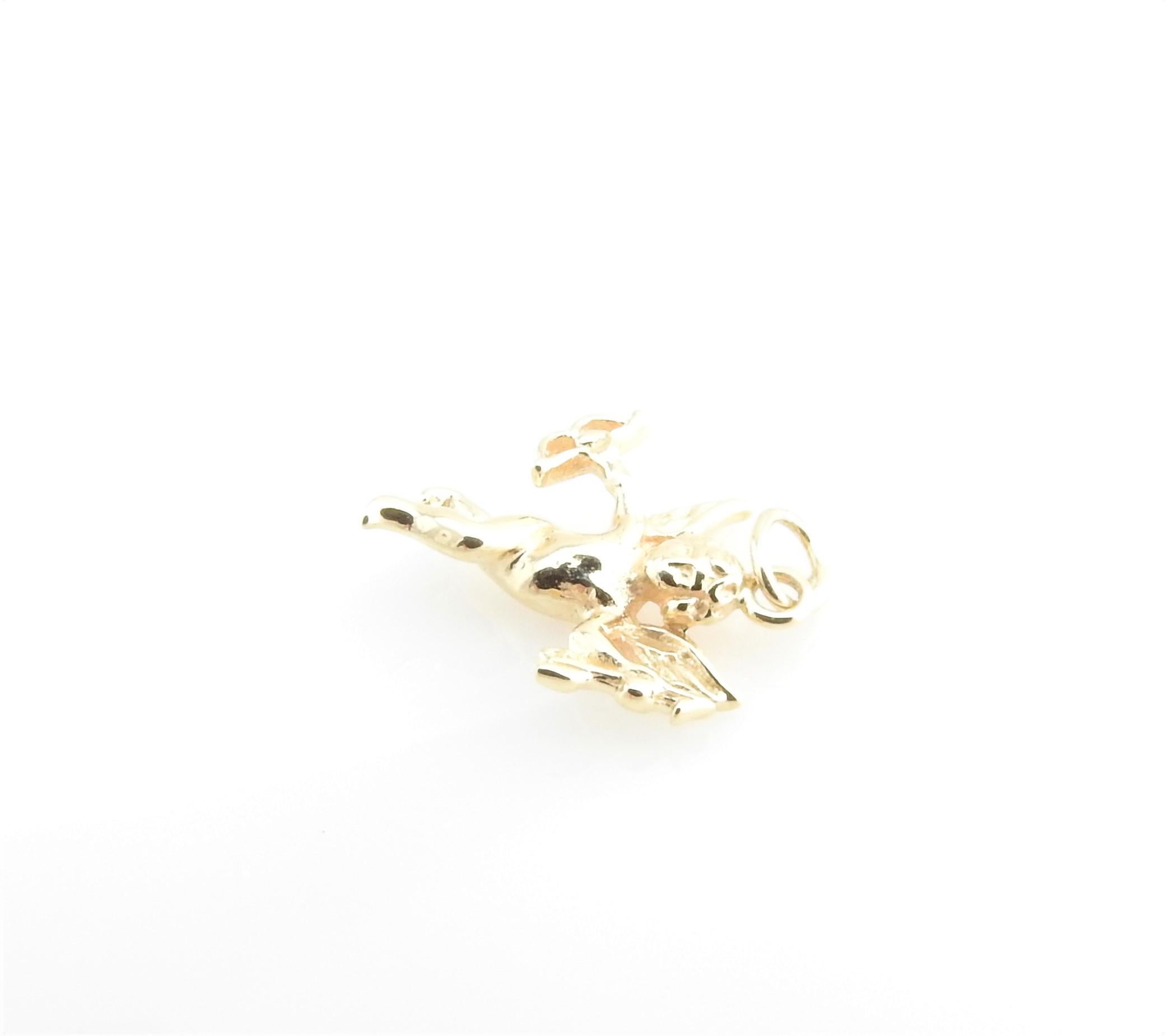 14 Karat Yellow Gold Bow and Arrow Charm In Good Condition In Washington Depot, CT