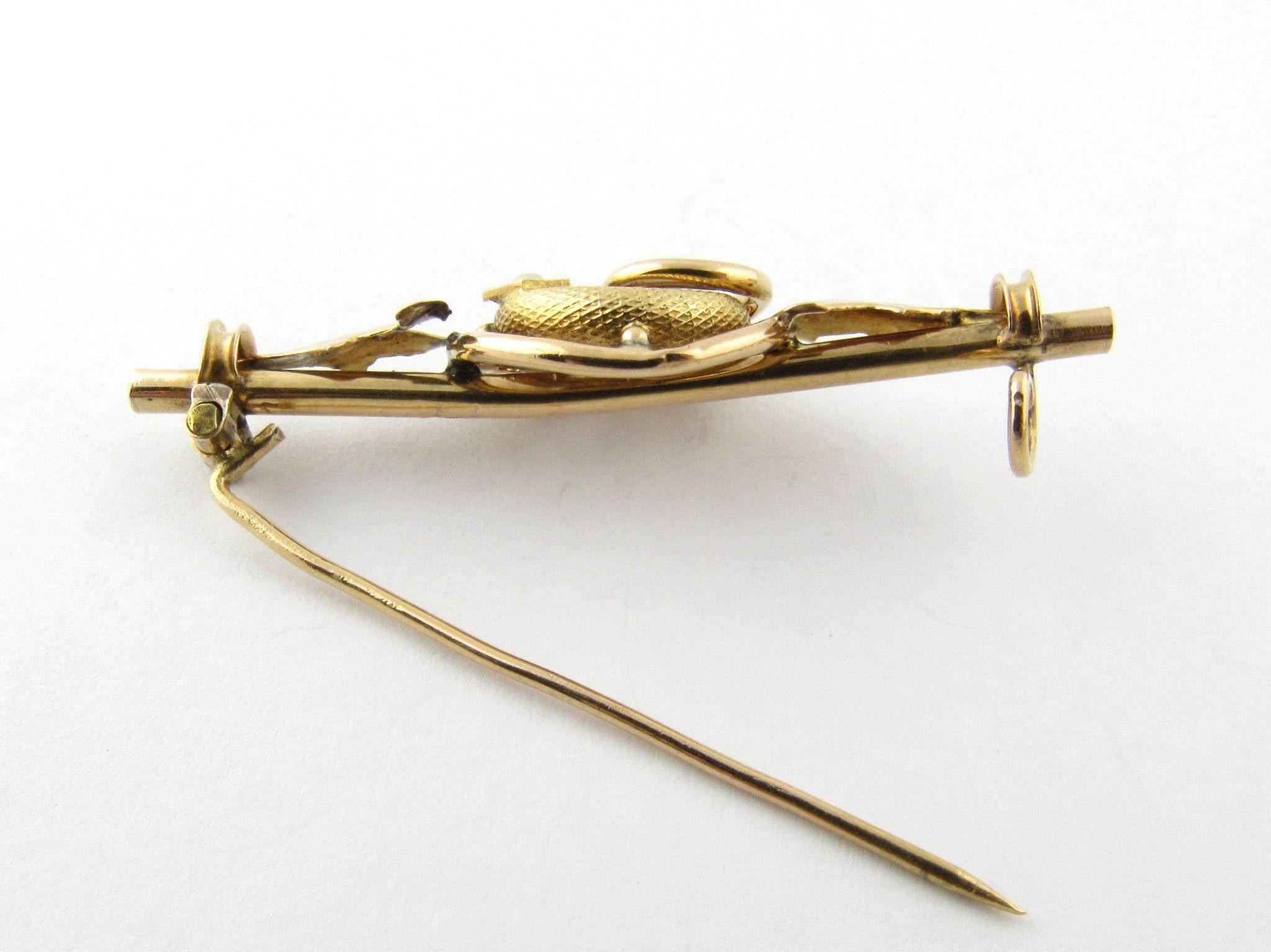 Vintage 14K Yellow Gold Brooch with Pearl stone 

This is the perfect piece to add to your collection. 

Brooch measures approx 43 mm x 9 mm x 19 mm. 

3.1 g / 2.00 dwt. 

Acid tested. 

Hallmarked 14K. 

1 Pearl stone. 

Very good pre-owned
