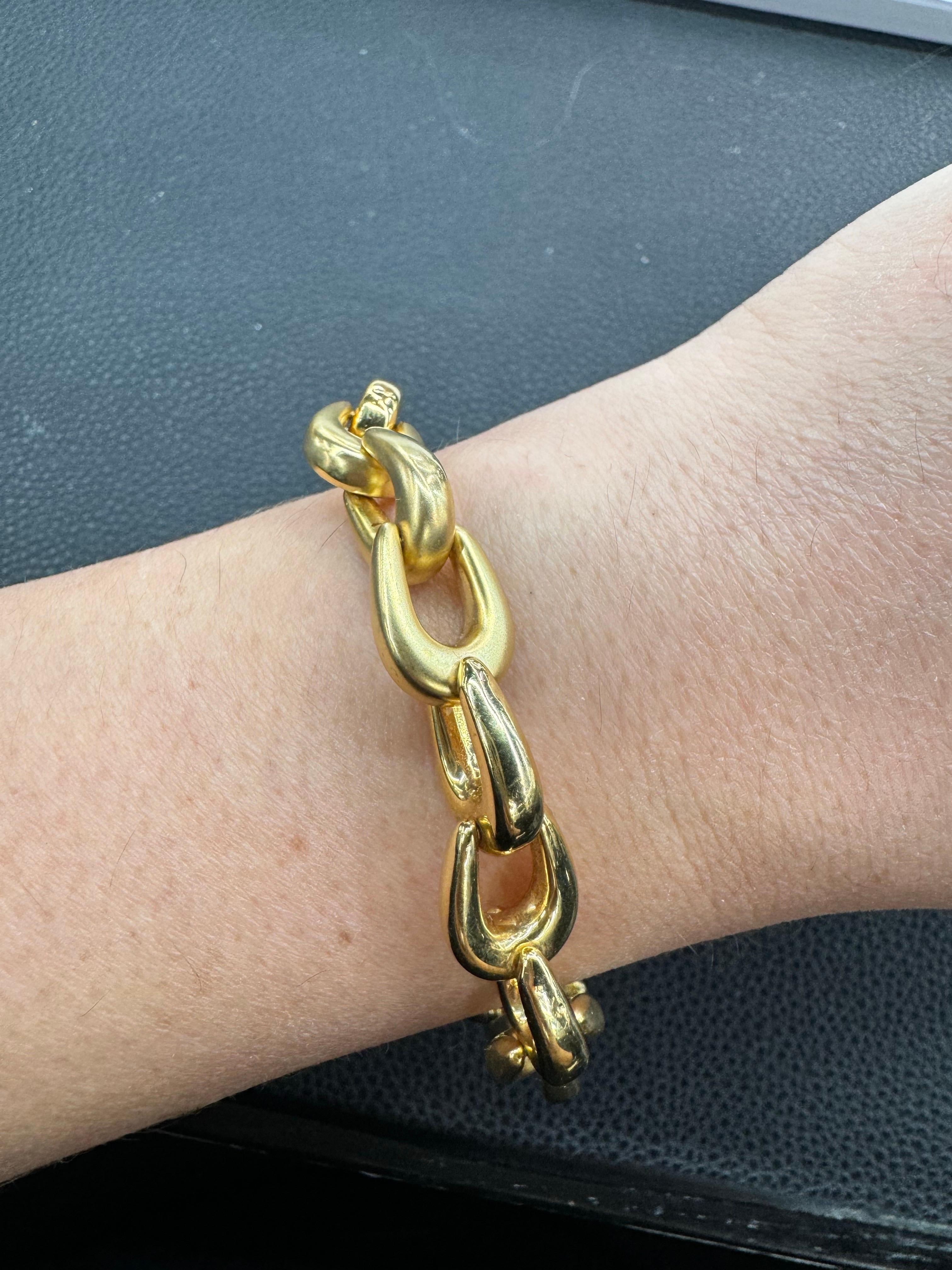 Bracelet en or jaune 14 carats avec un motif de cheval de 17 chaussures pesant 19,5 grammes, 8 pouces. Les maillons ont une longueur de 10,2 mm.

Autres bracelets à maillons disponibles
Message pour photos et informations. 