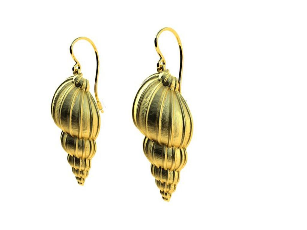 boucles d'oreilles en or jaune 14 carats et coquillage bulbeux, The Ocean Series , Ce coquillage a été amusant à modifier dans plusieurs styles. Lignes de design verticales simples et épurées. La coquille est de 28 x 15 mm . Avec crochet 40mm