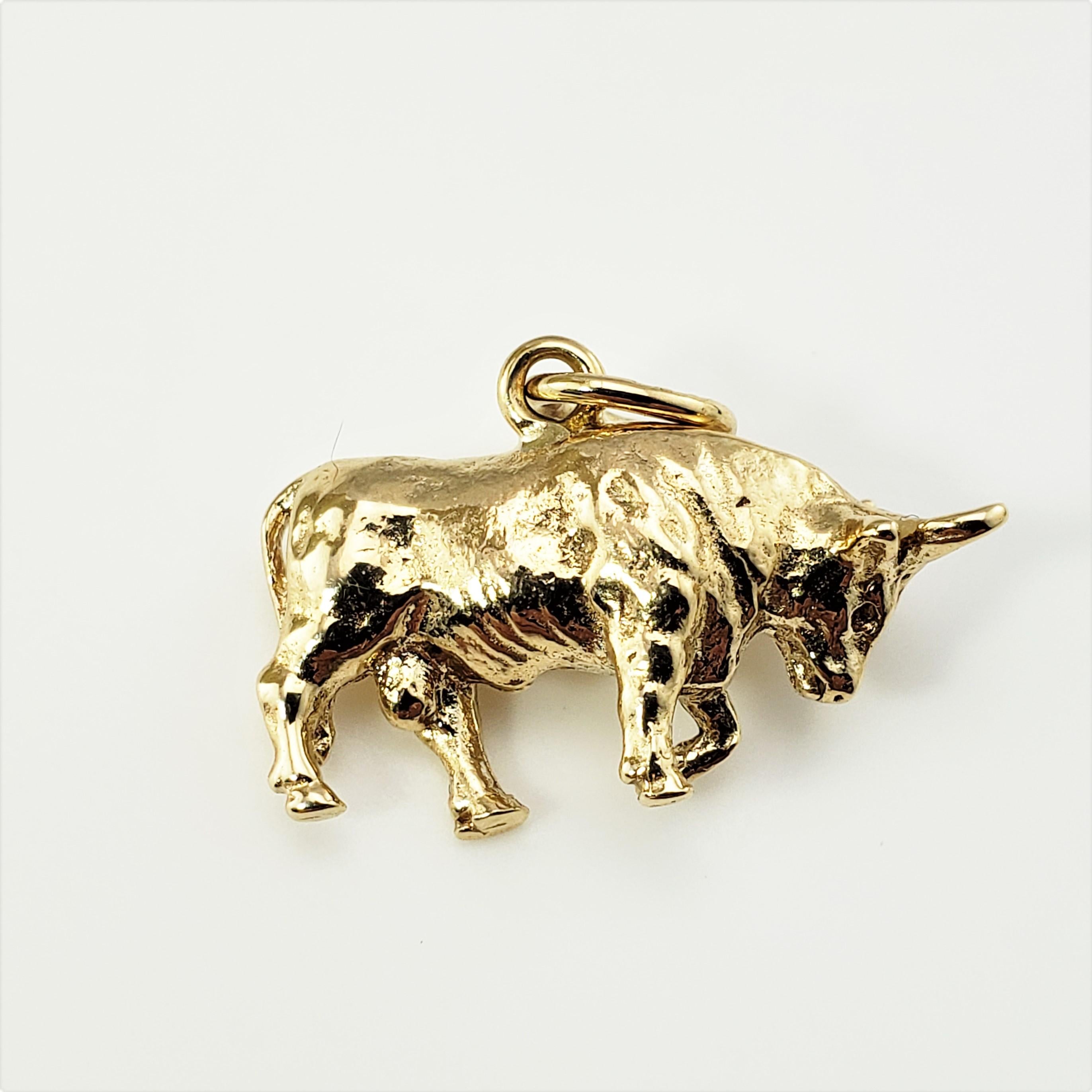 14 Karat Yellow Gold Bull Charm-

This lovely 3D charm features a miniature bull meticulously detailed in 14K yellow gold.

Size:  14 mm x  20 mm (actual charm)

Weight:  2.7 dwt. /  4.3 gr.

Stamped: 14K

* Chain not included

Very good condition,